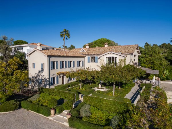 Historic Cap d'Antibes Family Estate | Luxury Villa with Tennis Court — photo 1