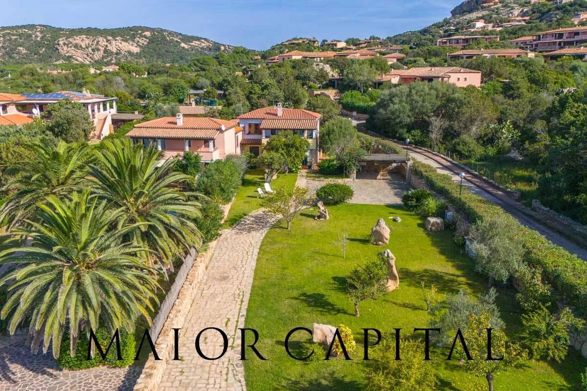 Baja Sardinia | Villa bifamiliare con dependance e giardino privato