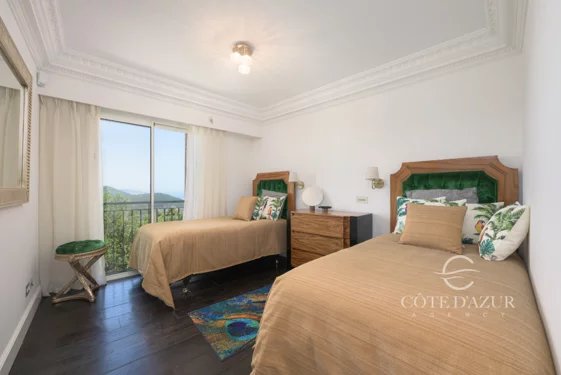 Exceptional property with panoramic sea views 31