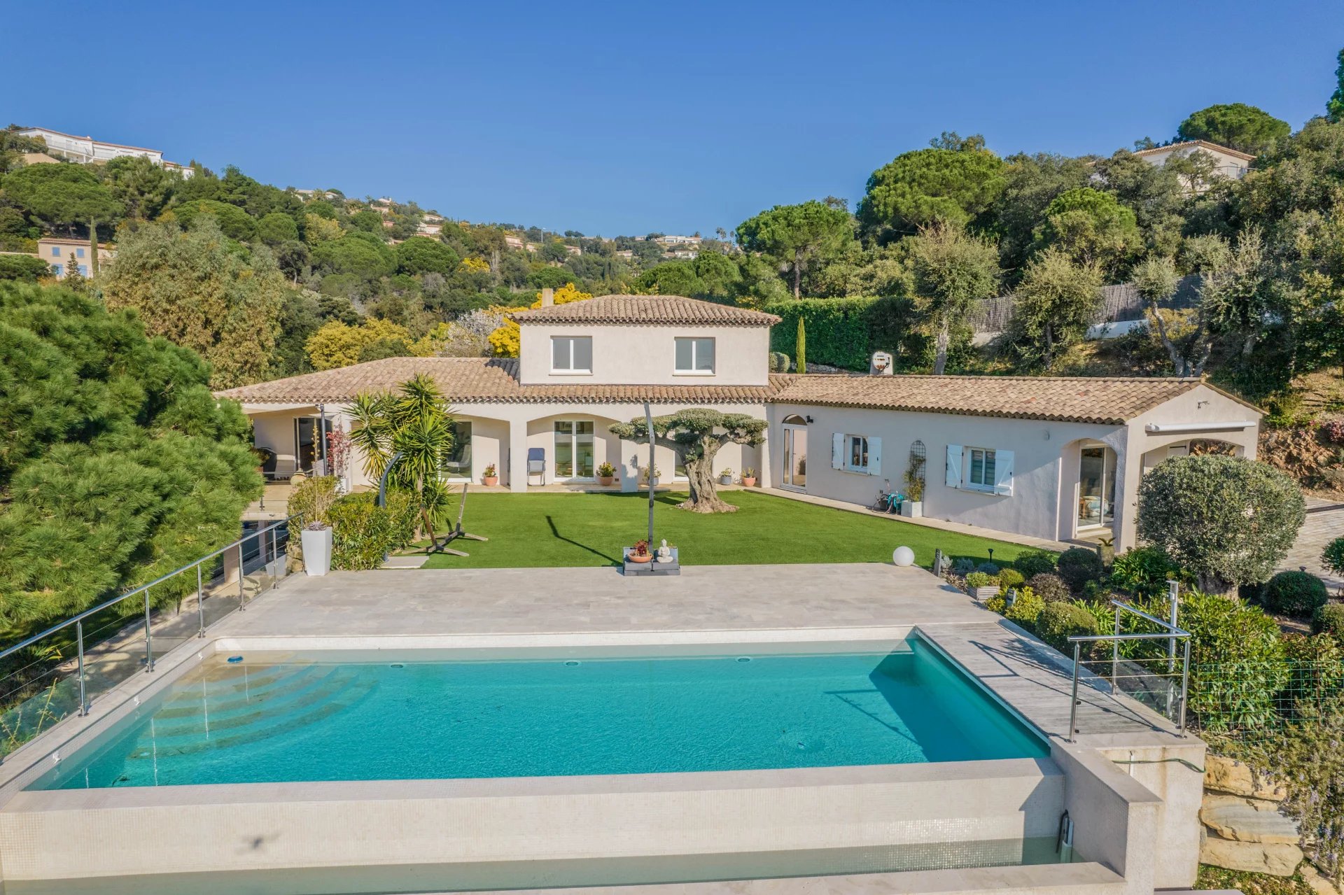 SAINTE MAXIME: Villa in een gewilde wijk dichtbij de stranden