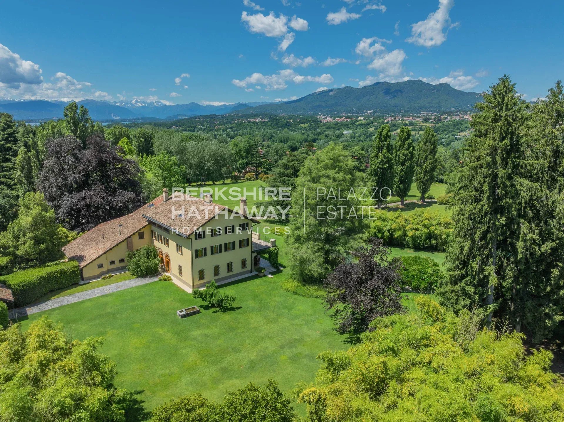 Raffinata Villa Storica Restaurata con Vista sulle Prealpi, a pochi minuti da Varese