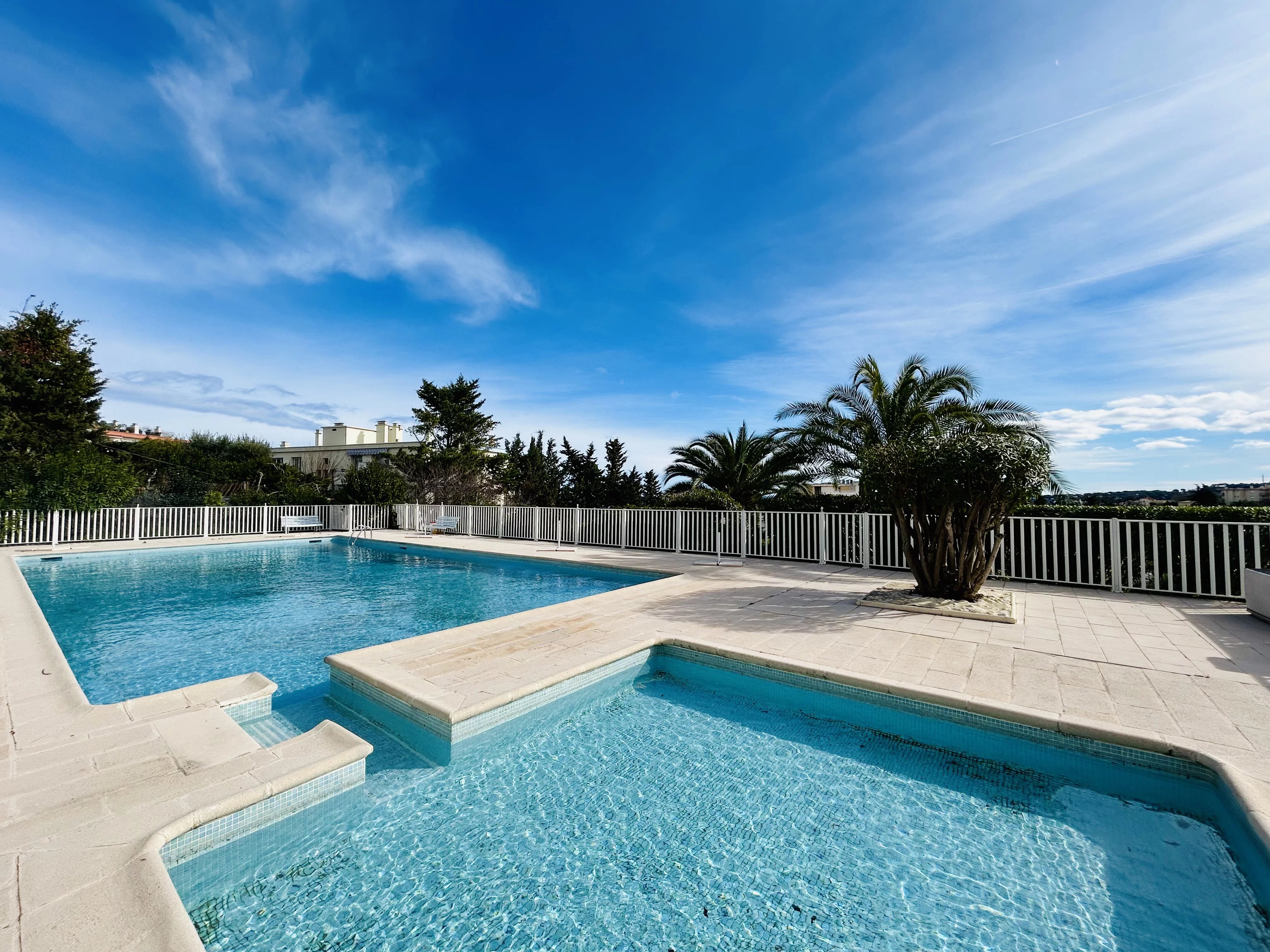 A VENDRE - ANTIBES - APPARTEMENT 3 PIECES - TRAVERSANT - VUE MER - GARAGE- PISCINE - TENNIS