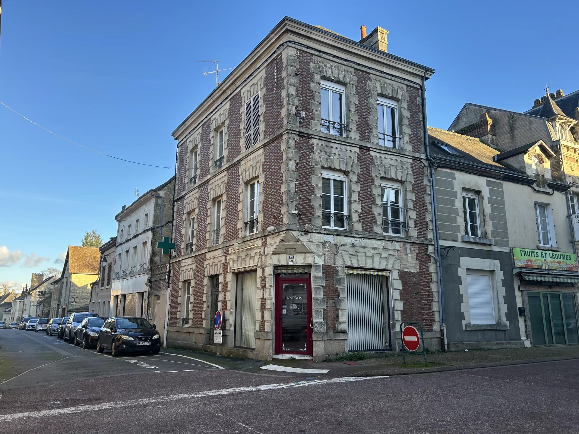 Immeuble avec trois appartements et un bureau en Normandie