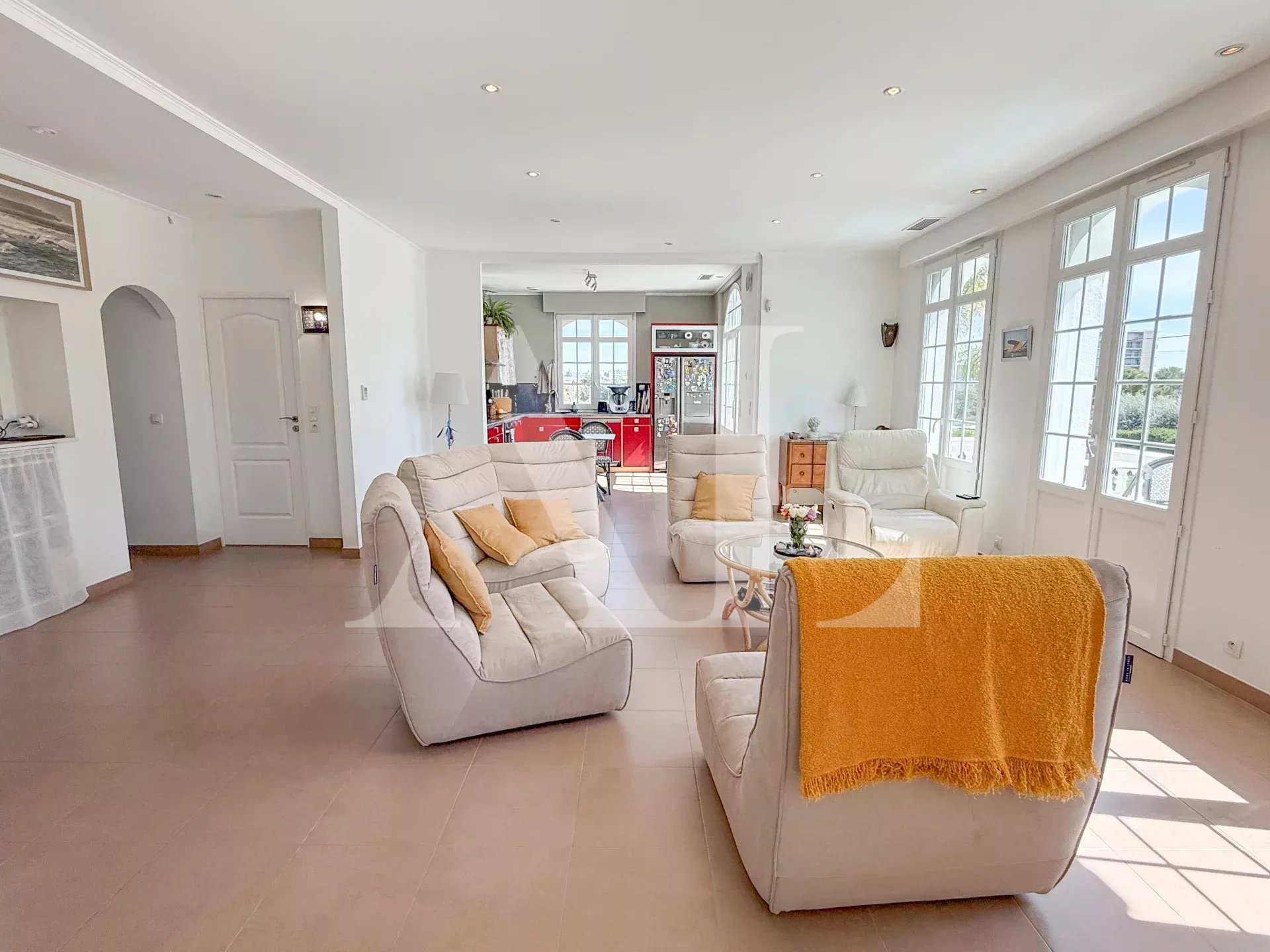 ANTIBES OUEST - VILLA AVEC PISCINE PROCHE MER À PIED