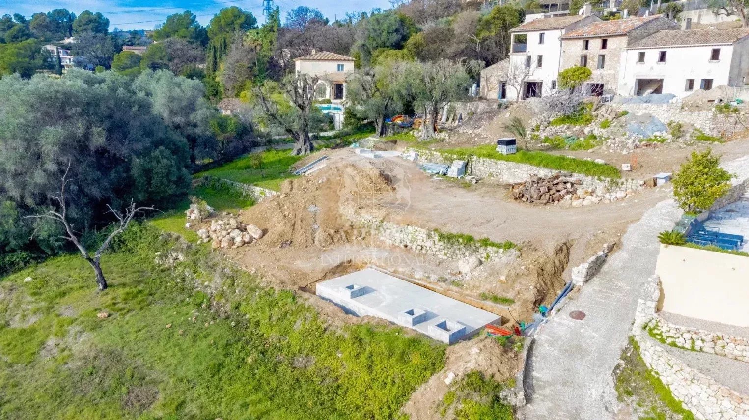 Terreno de 1.398 m2 em Mougins, virado a sul, com vistas panorâmicas sobre o campo