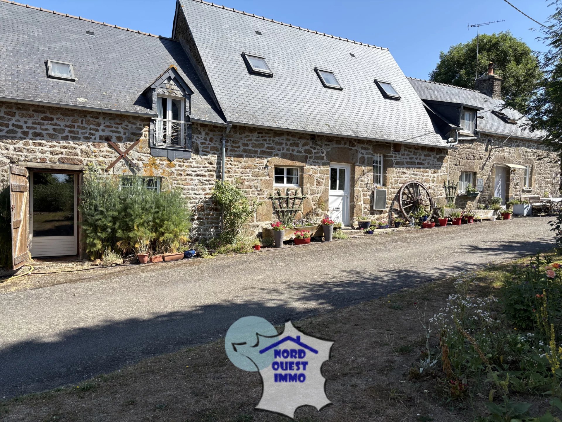 Longère en pierres de 160 m2 avec dépendances.