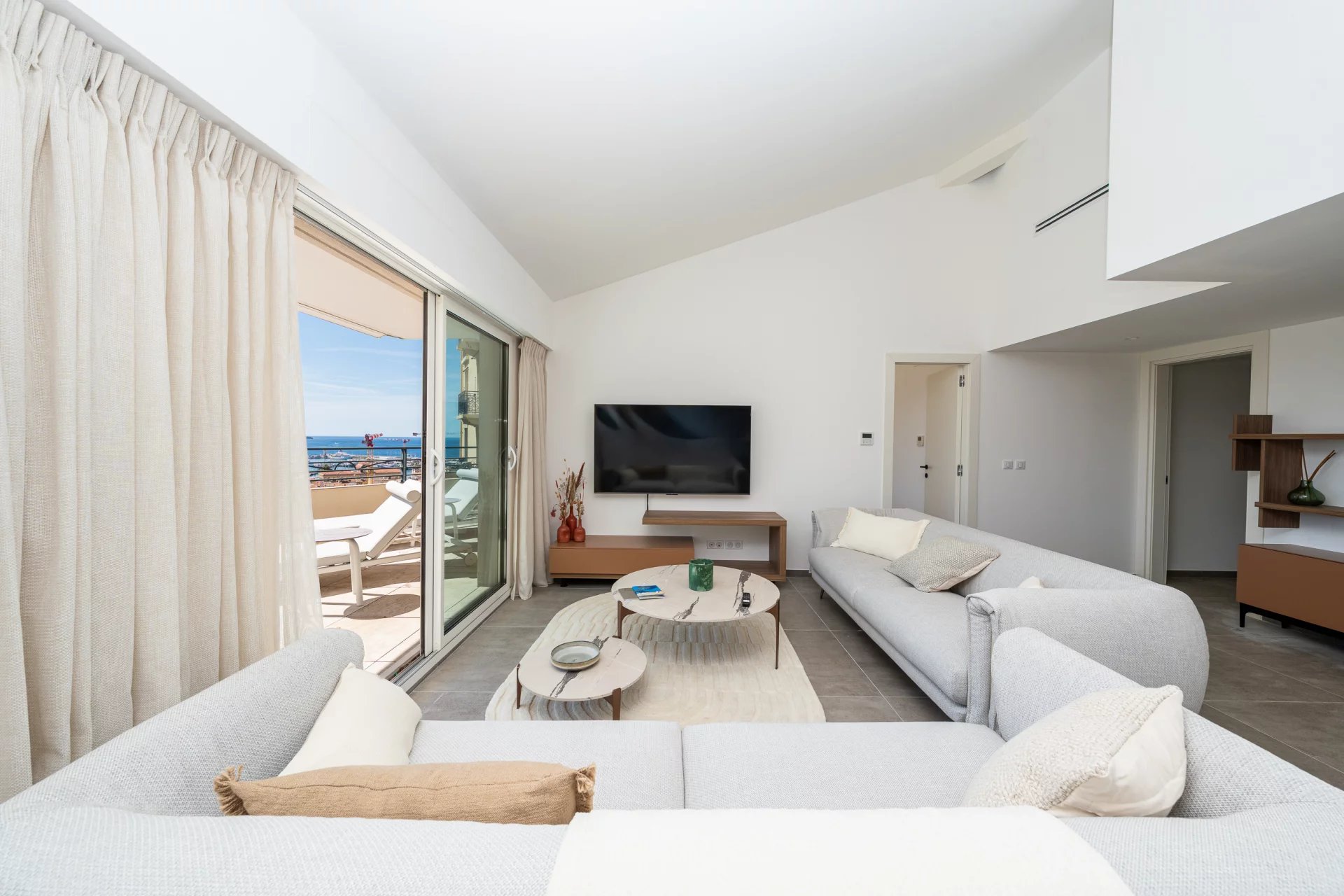 SUPERB PENTHOUSE WITH PANORAMIC SEA VIEW — 3 GARAGES — CANNES CENTRE