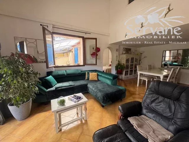 SALERNES Property with strong rental potential: 3 houses and a separate apartment