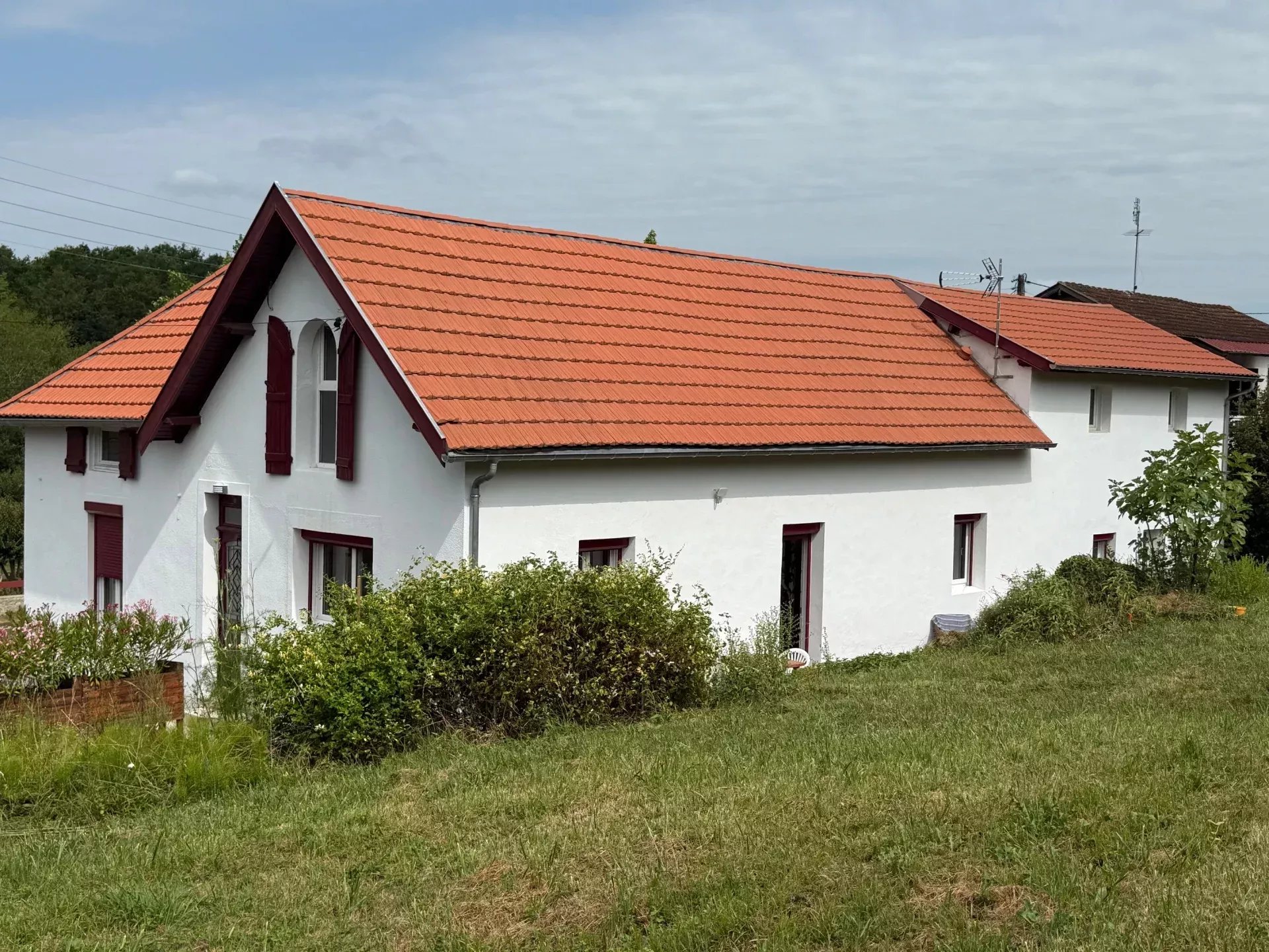 Maison entièrement rénovée avec quatre chambres, terrasse et jardin