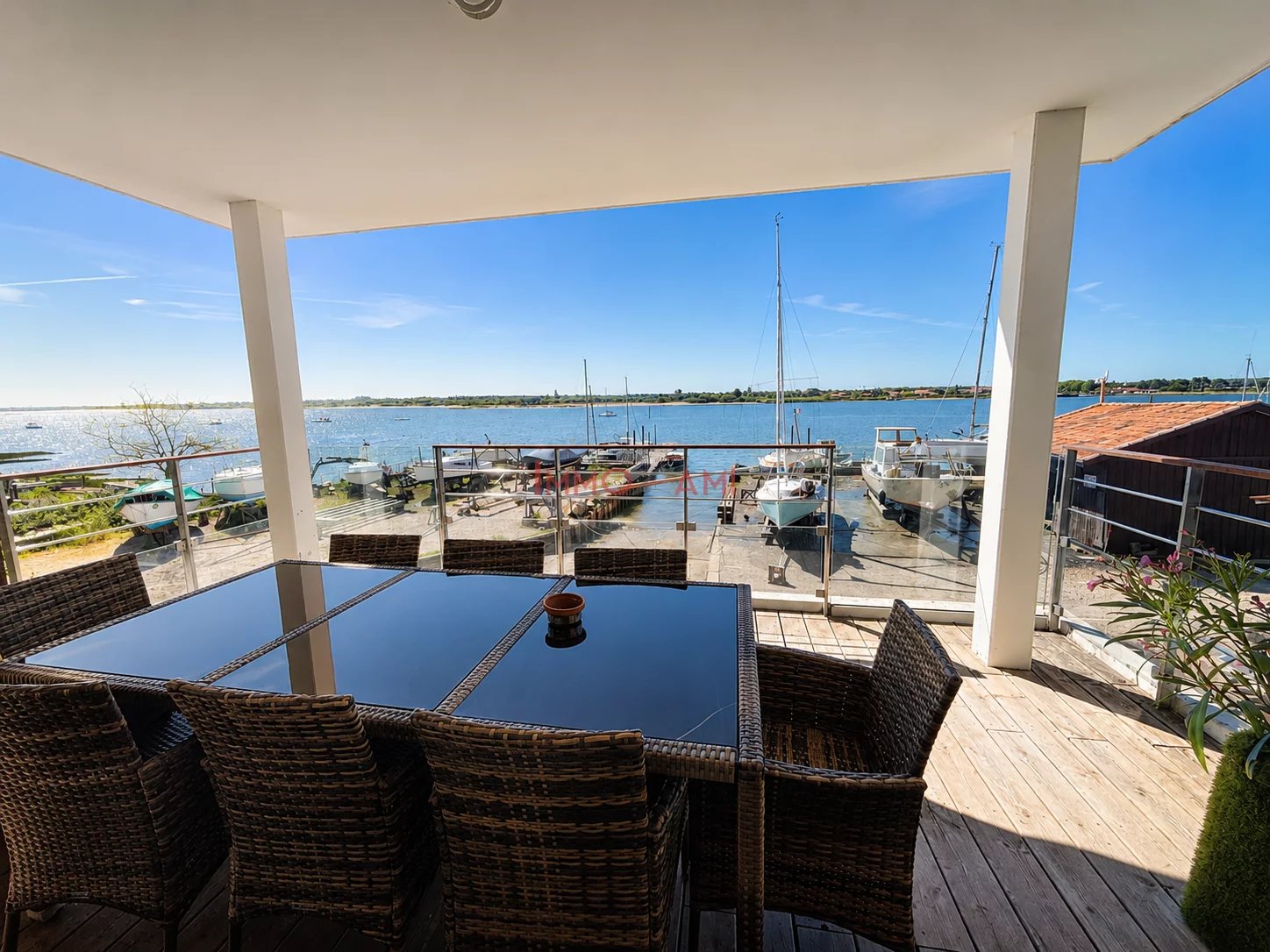 APPARTEMENT D'EXCEPTION EN PREMIÈRE LIGNE À ARCACHON AIGUILL
