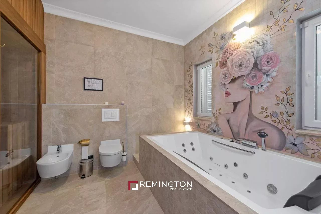 5 Bedroom Villa/Townhouse's Image 23