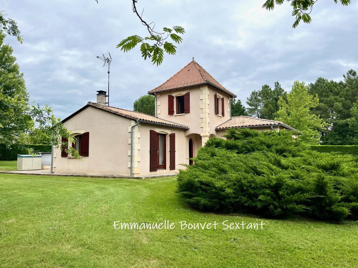 BERGERAC OUEST, maison de plain-pied avec tour de style périgourdin, salon-salle à manger, cuisine ouverte, 3 chambres, 1 bureau, sde, garage, beau terrain clos et arboré