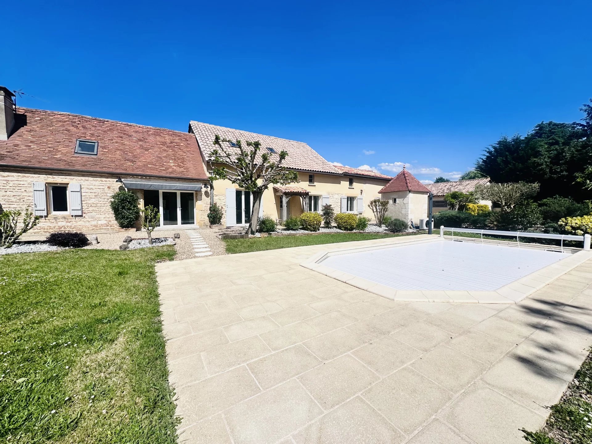 Bord de Dordogne - Magnifique ensemble immobilier en pierres