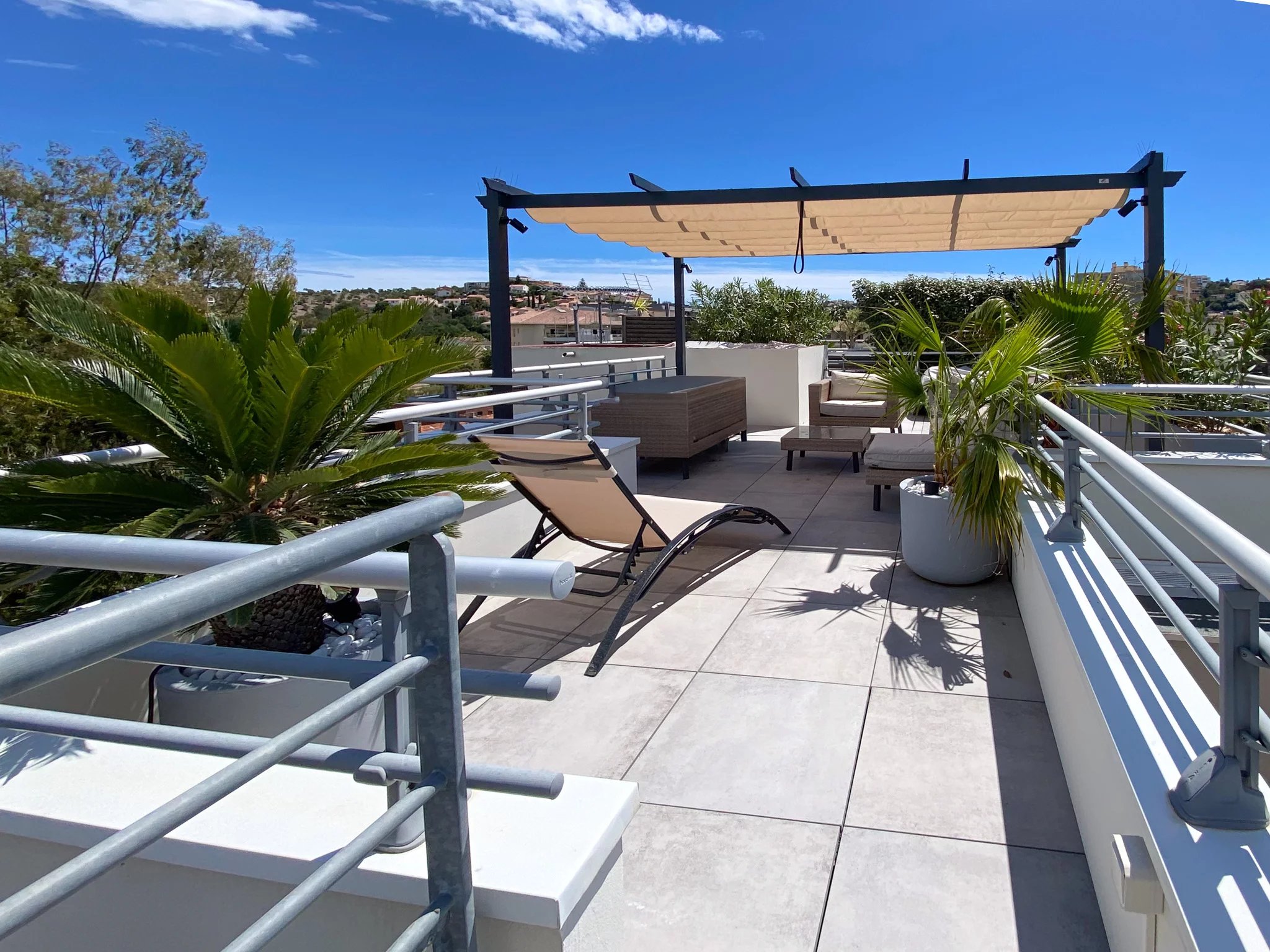 EXCLUSIVITÉ – Appartement 2 pièces en dernier étage avec rooftop et vue Estérel en vente à SAINT RAPHAEL et à pieds des commerces