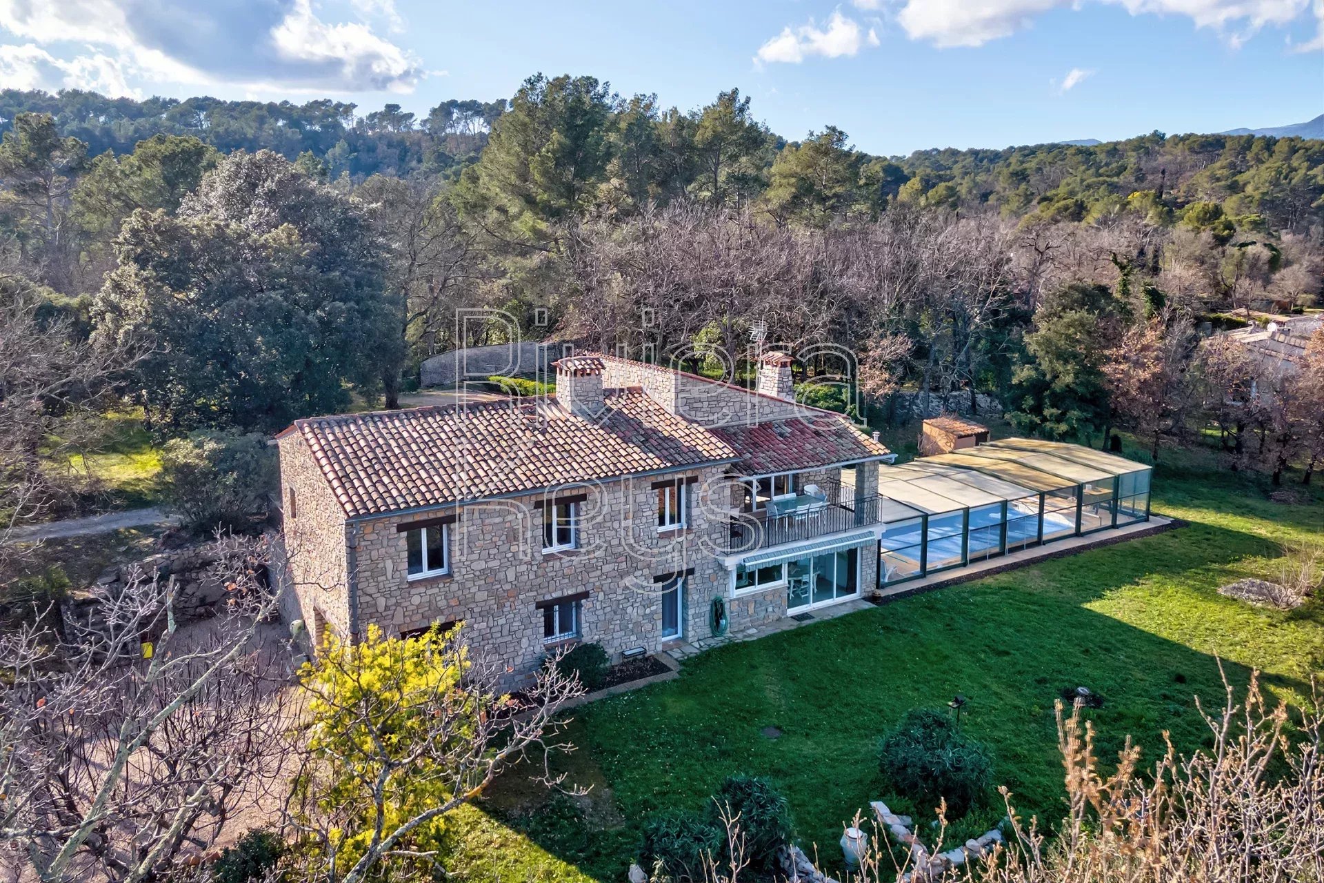 FAYENCE : Charmante villa en pierre rénovée, avec piscine, en position dominante et au calme