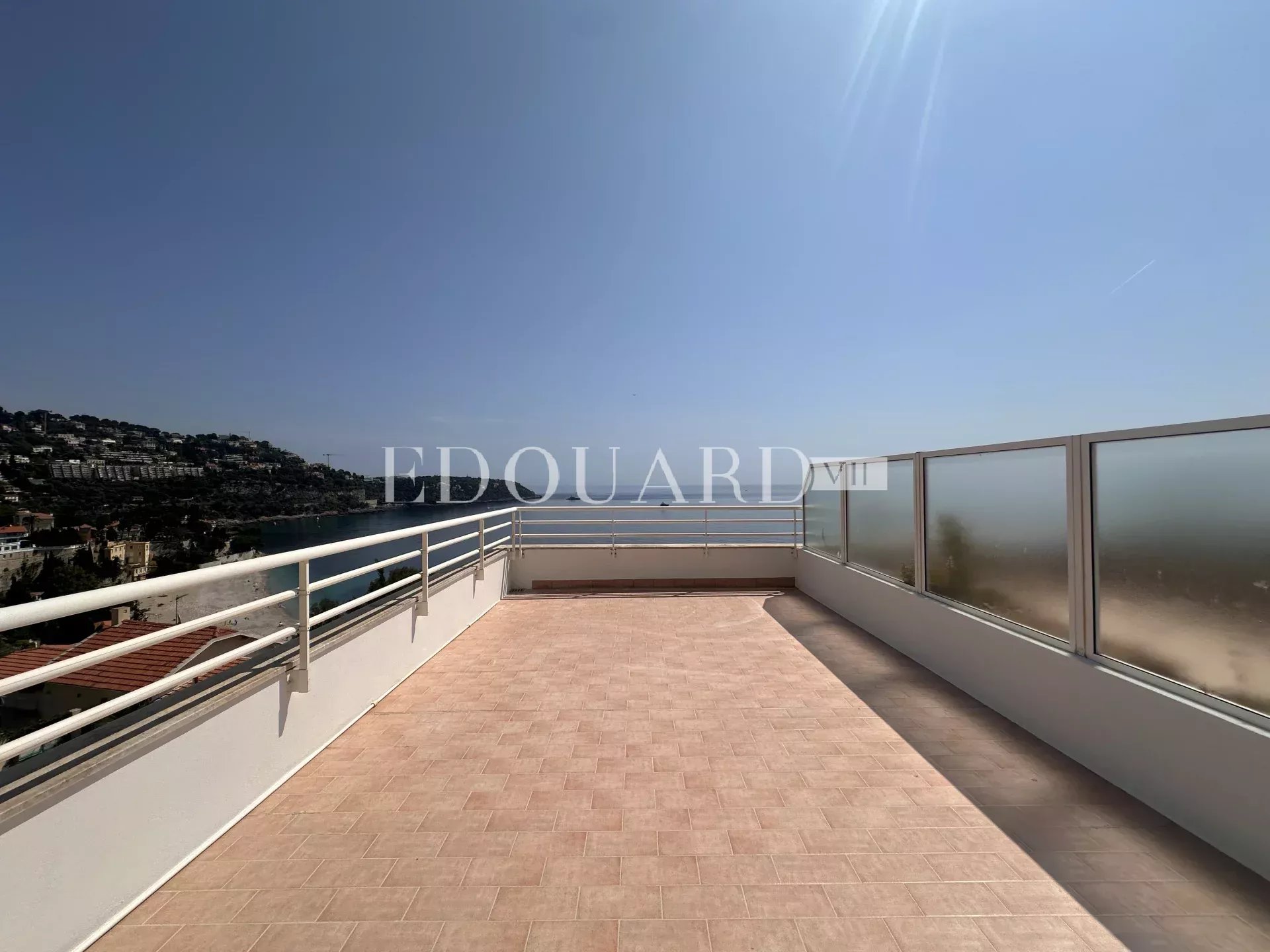 En exclusivité deux pièces avec terrasse, magnifique vue mer, spectaculaire solarium, spacieux parking - Photo 3