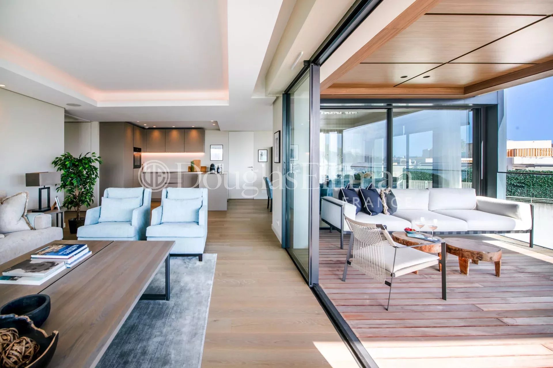 CAP D&rsquo;ANTIBES – Appartement au dernier étage avec vue mer panoramique - Image nᵒ3