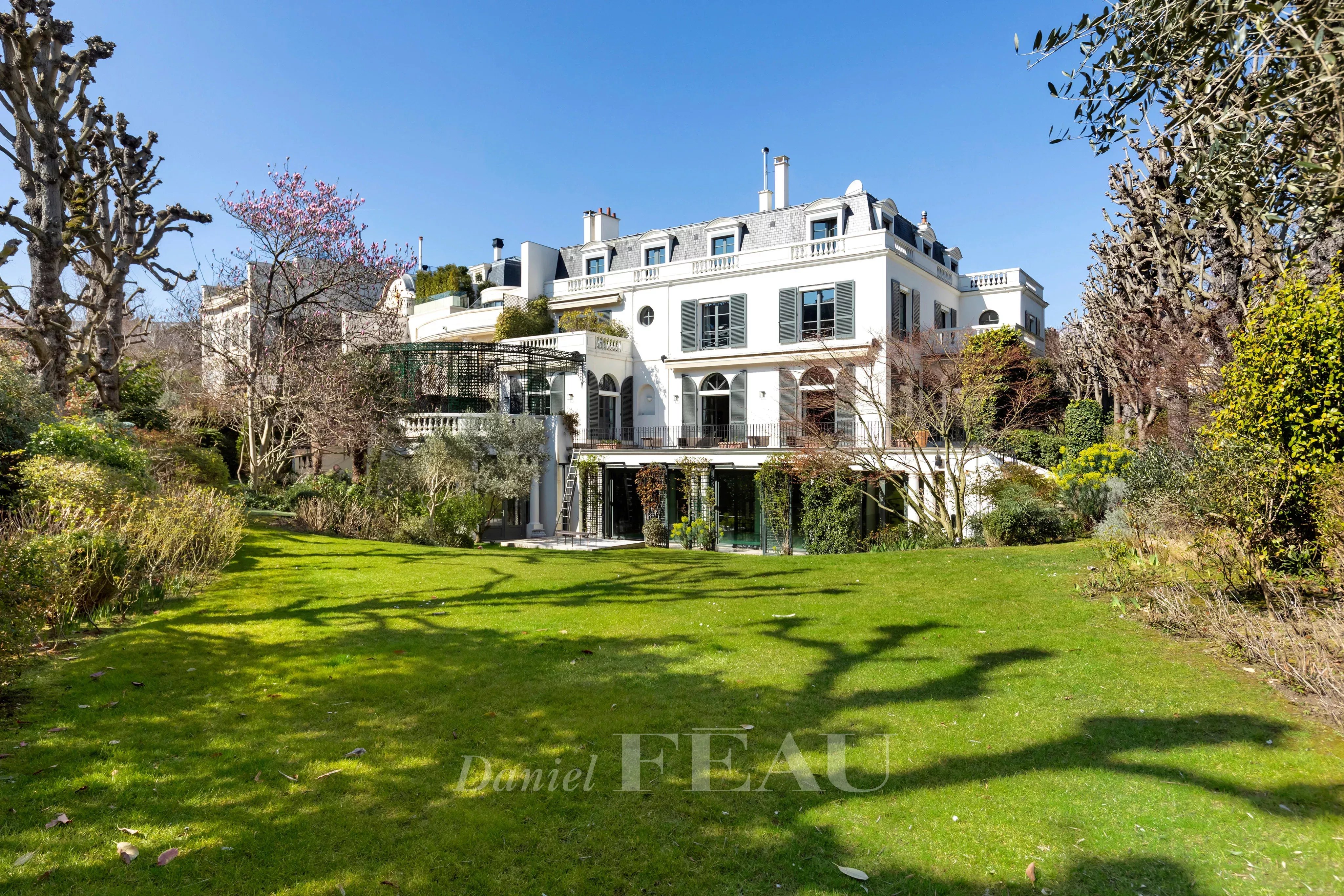Paris 16th District – A truly exceptional private mansion in extensive grounds