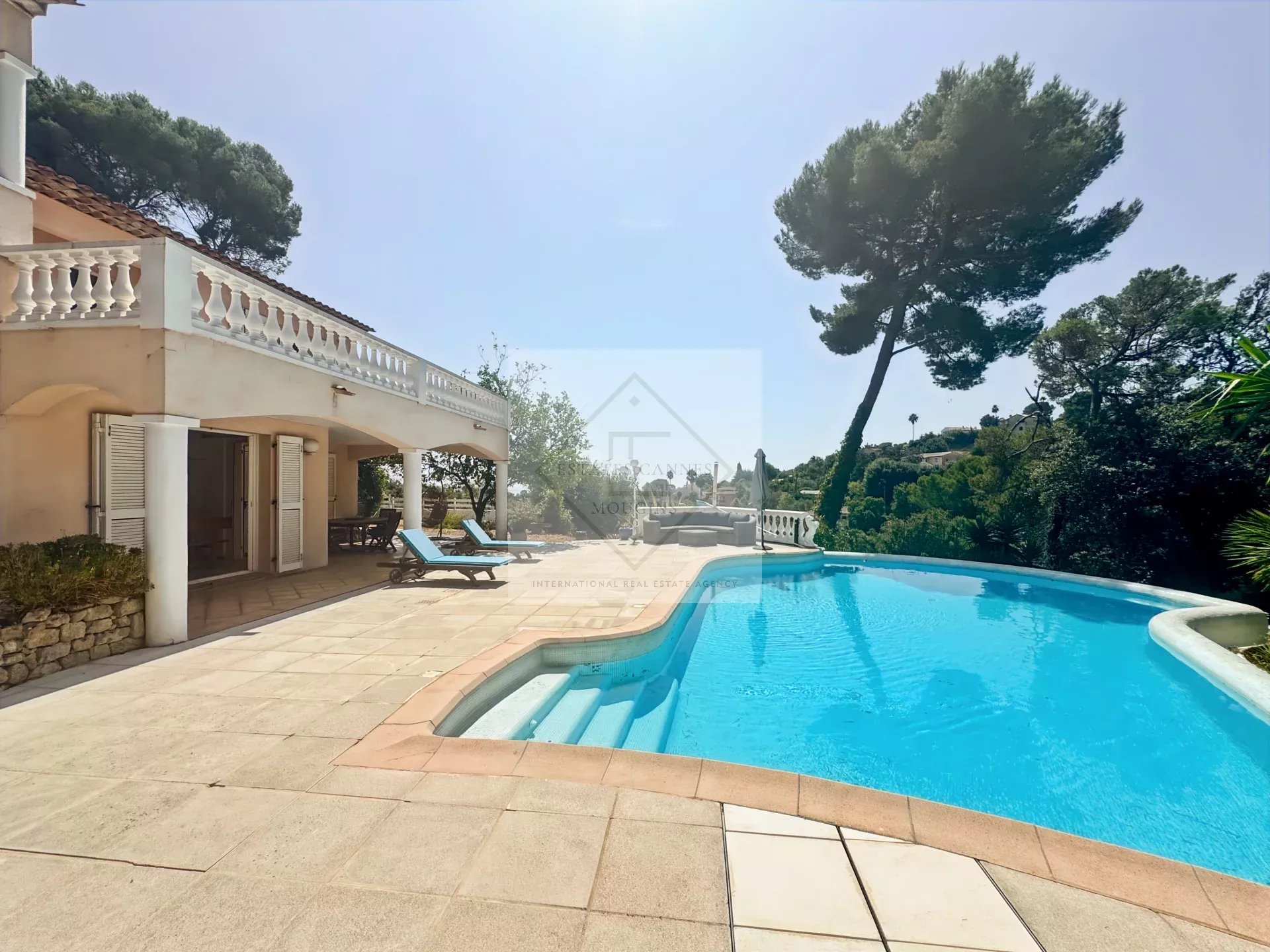 À VENDRE – VILLA DE CHARME VUE MER À ANTIBES, CALME ABSOLU — photo 17