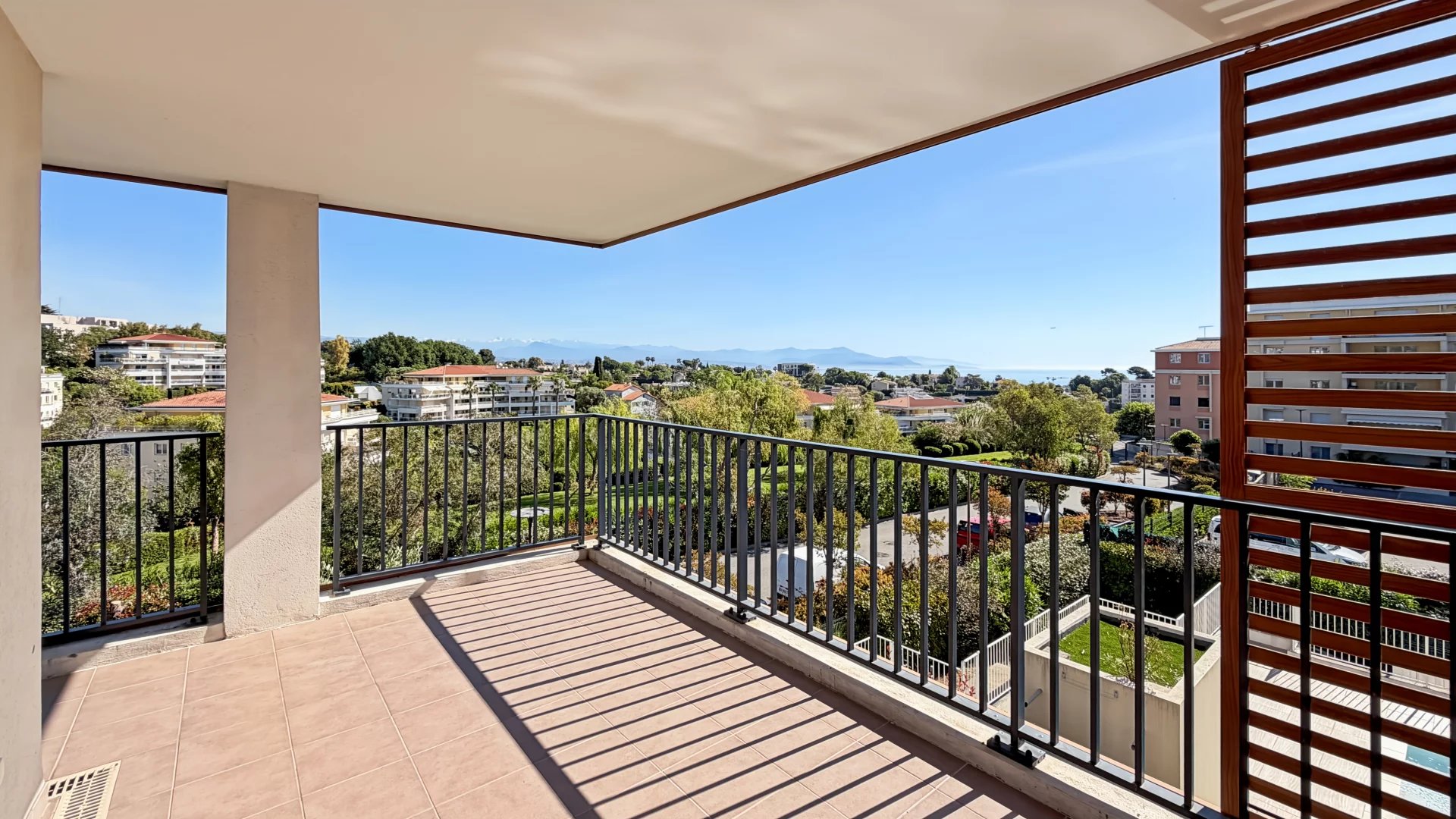 Vue Mer à Antibes – Élégant 2 Pièces avec Terrasse et Piscine