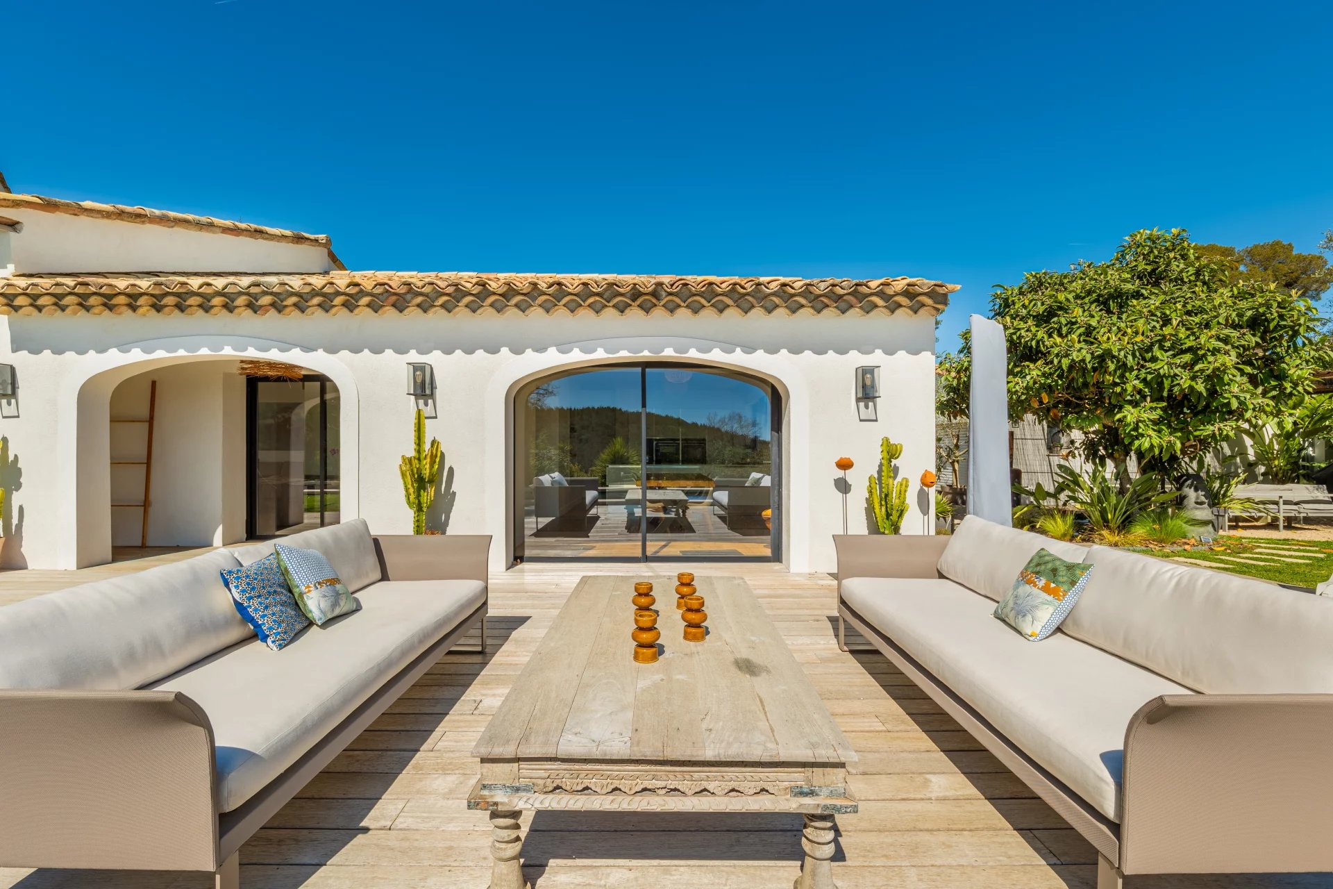 Superb modern villa with panoramic views and sea view