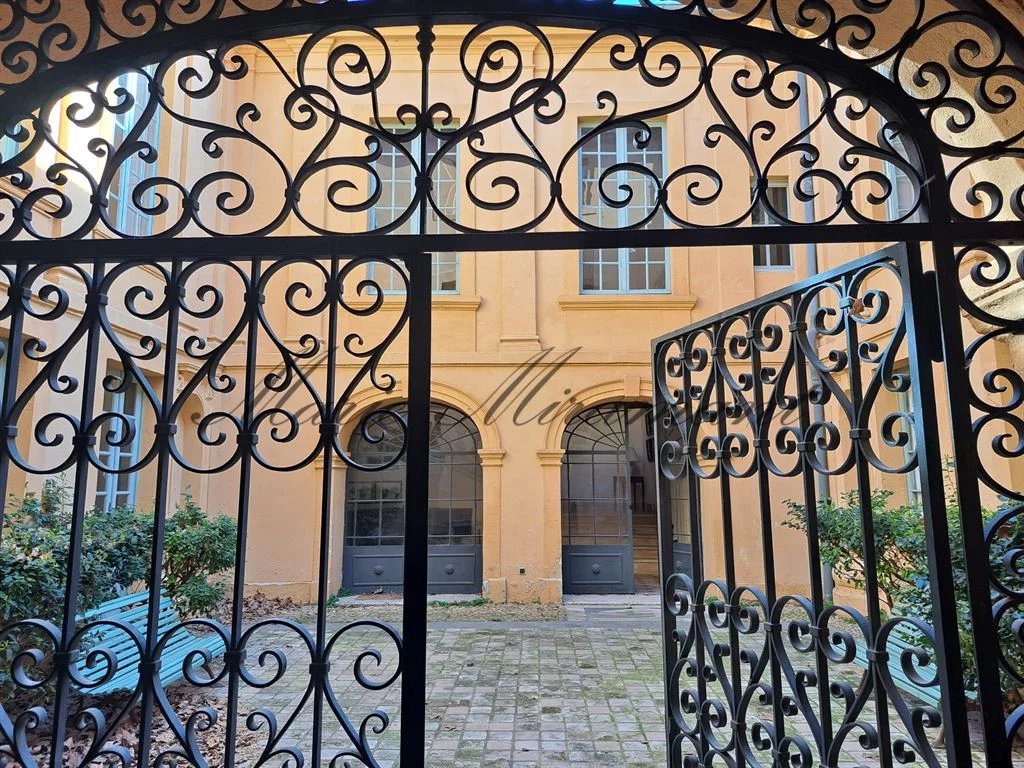 Avignon centre, très bel hôtel particulier avec piscine intérieu