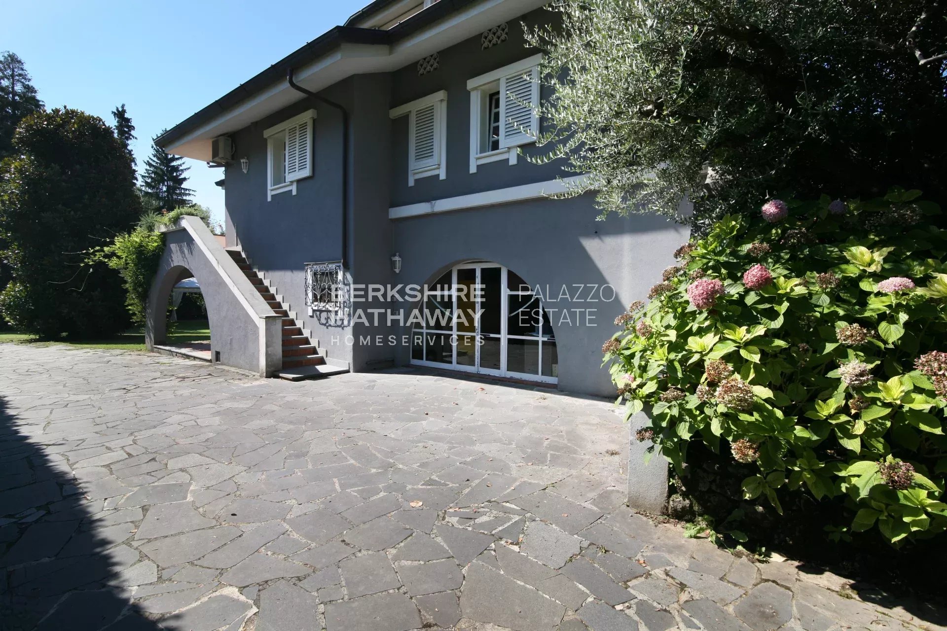 Magnificent detached villa with a large garden, minutes from the sea and Pietrasanta