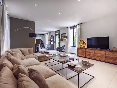 HERENHUIS MET ZWEMBAD EN BIJGEBOUW, THUIR