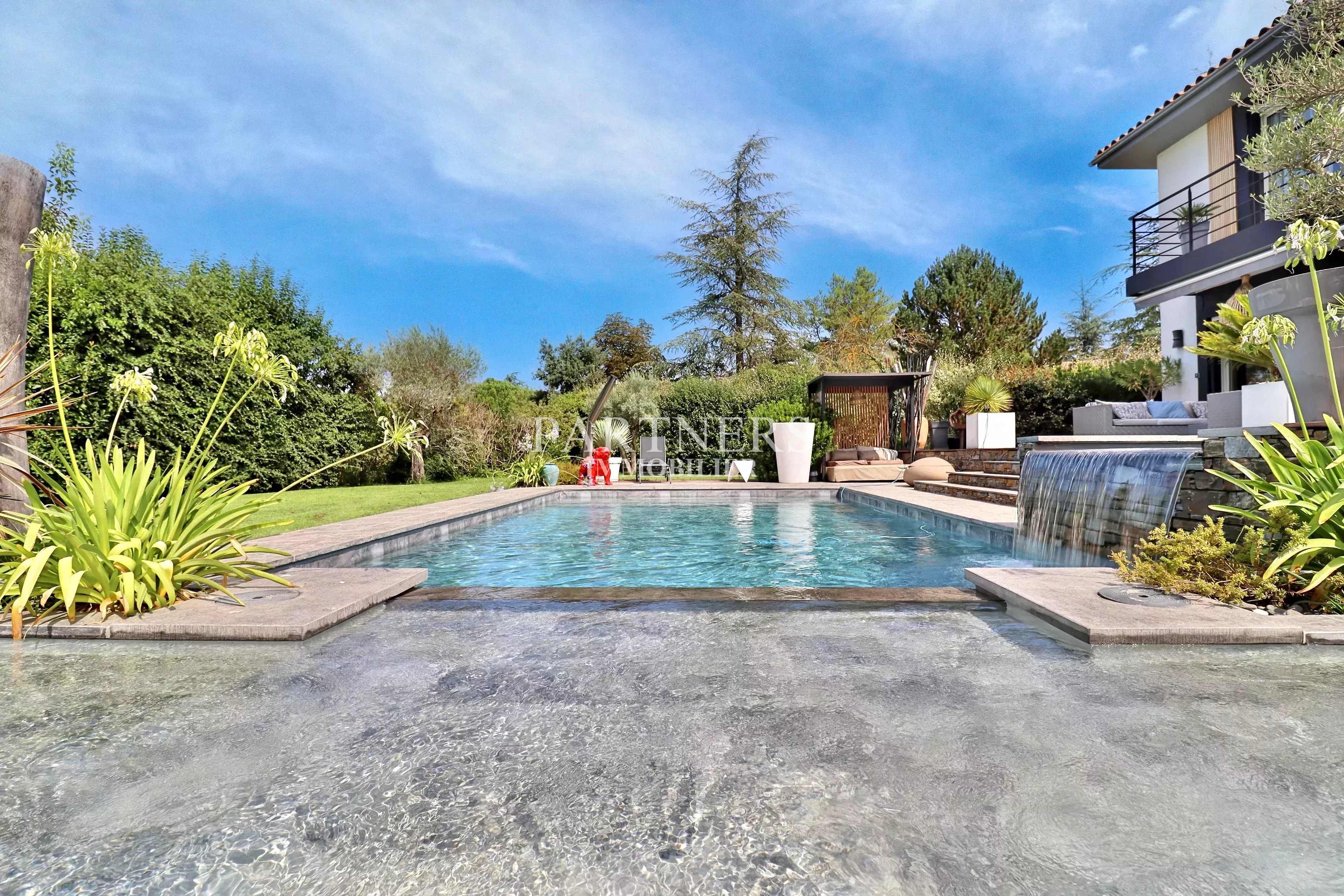 Villa contemporaine de 300 m² - piscine - terrain de 2600m2