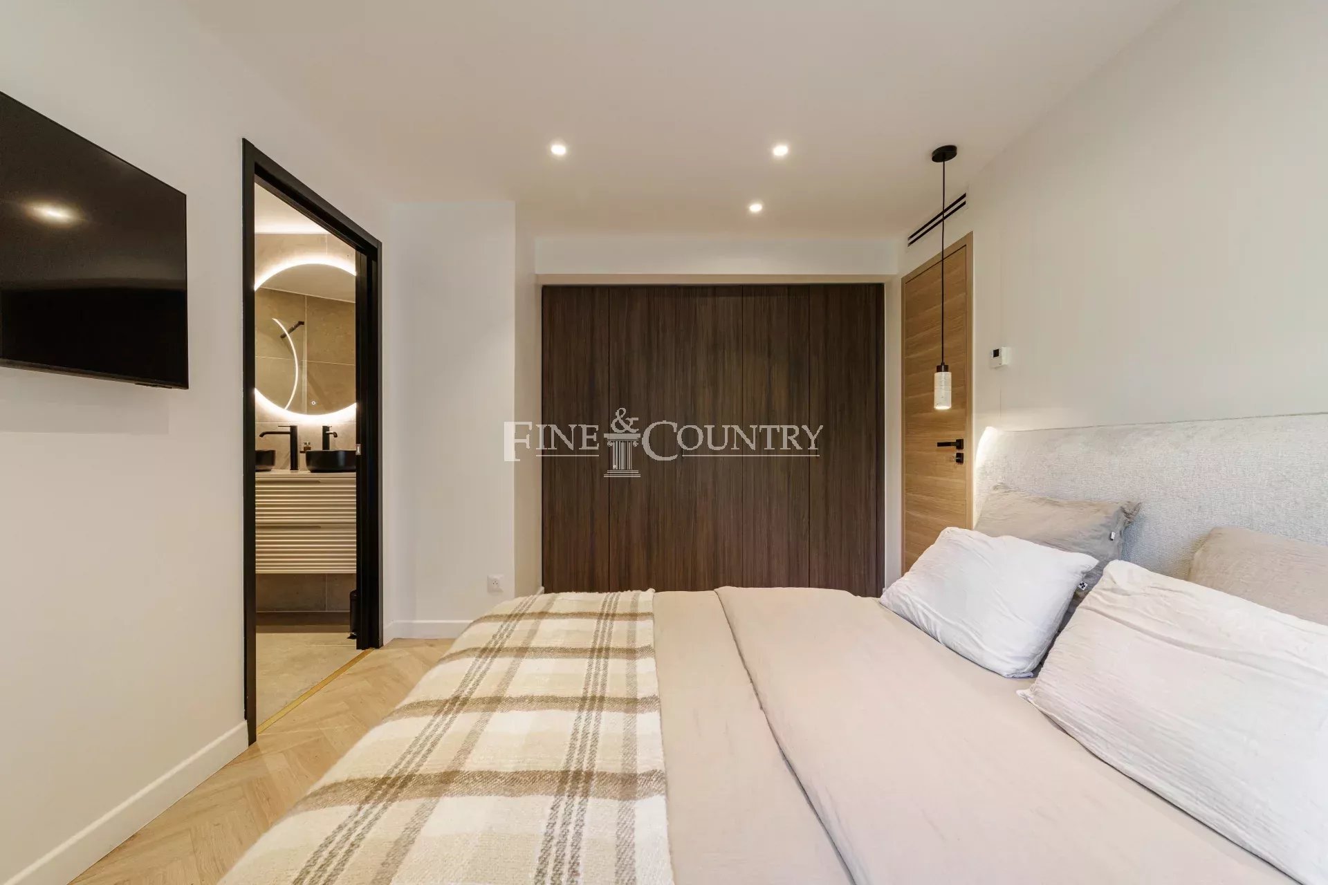 Photo of For Sale – 2-Bedroom Apartment – Cannes Montrose