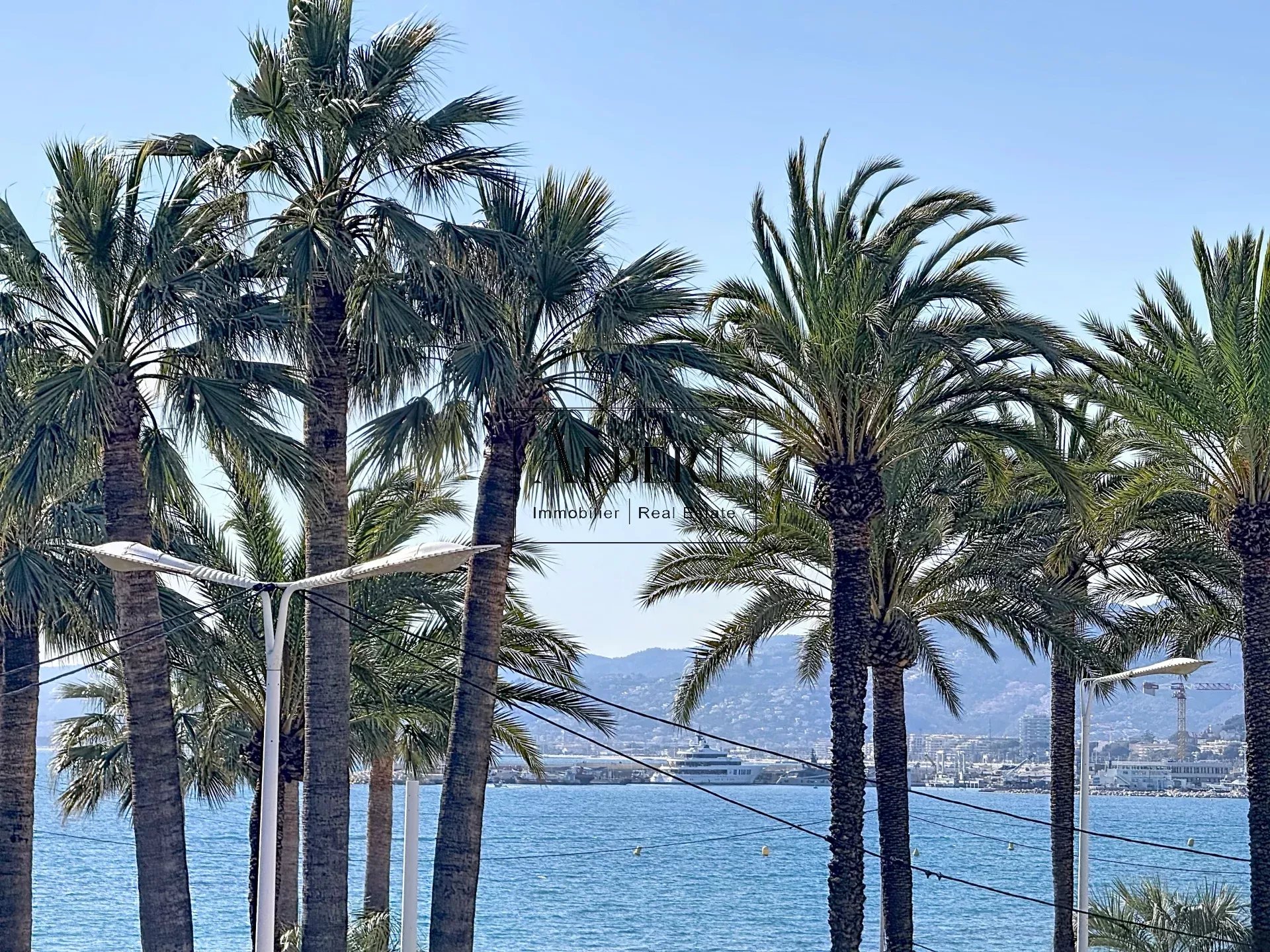 CANNES - CROISETTE - 3P - EMPLACEMENT ET VUE MER D'EXCEPTION