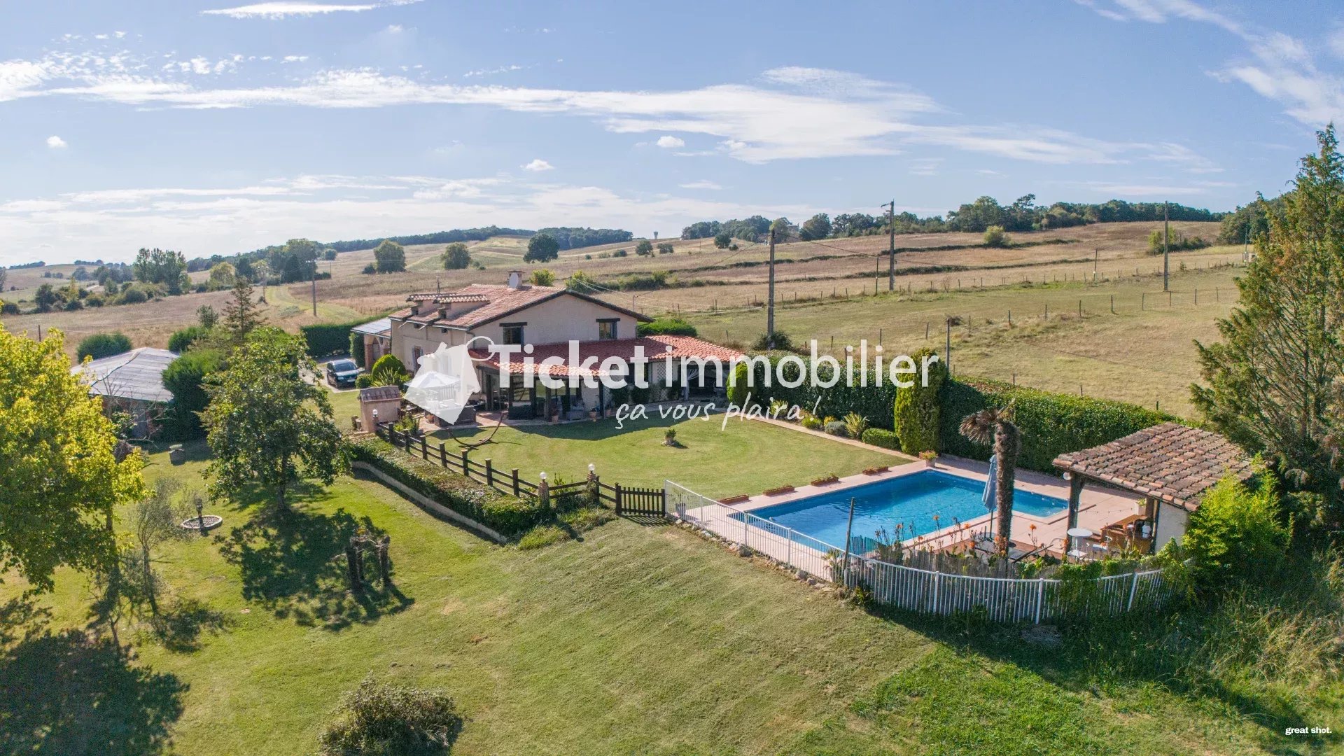 THIL - Maison T5 de 226m2 avec piscine, terrain de 9000m2 et dépendance à rénover — photo 2