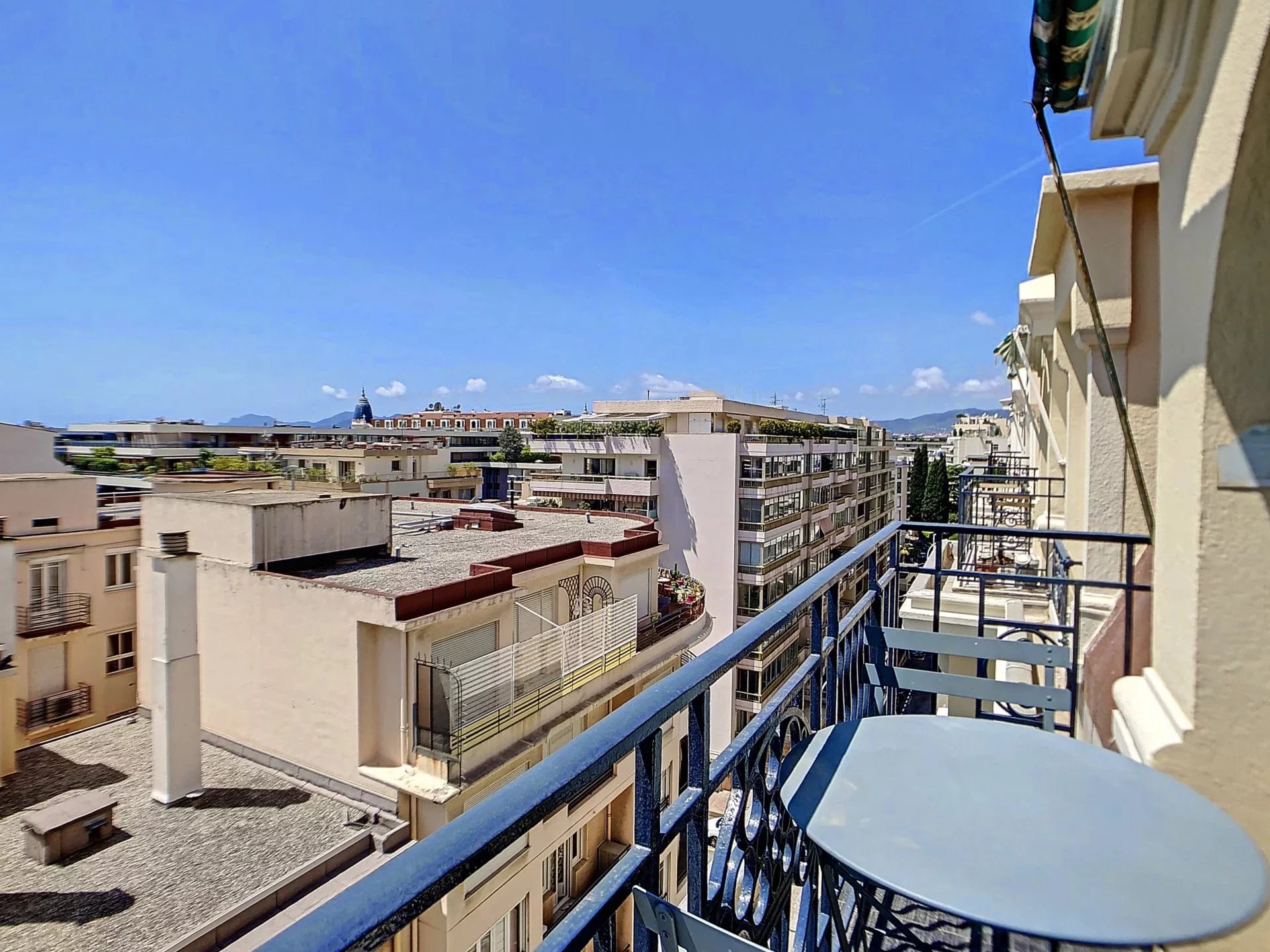 Cannes Banane (Center) 2-Room Apartment 44m² Top Floor