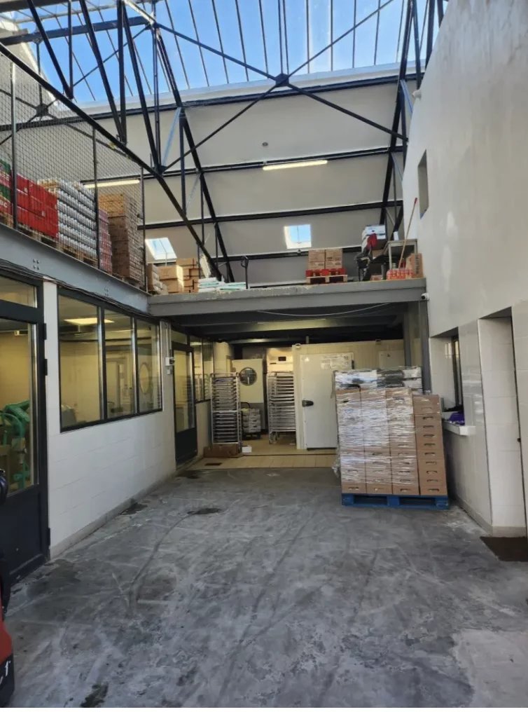 Propriété avec maison, entrepôt et studios – Terrain de plus de - Image 1