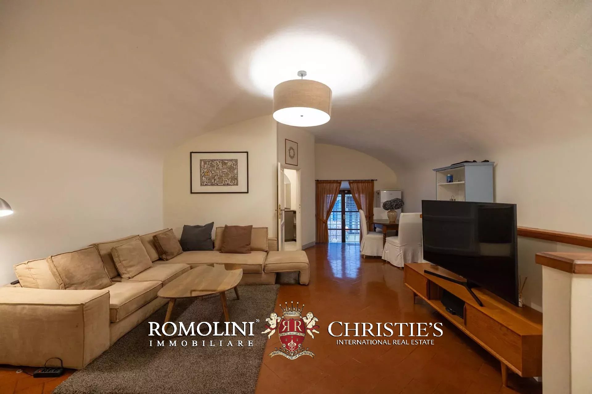 PRACHTVOLLER RESTAURIERTER PALAZZO MIT BLICK AUF DAS HISTORISCHE ZENTRUM VON FLORENZ ZU VERKAUFEN