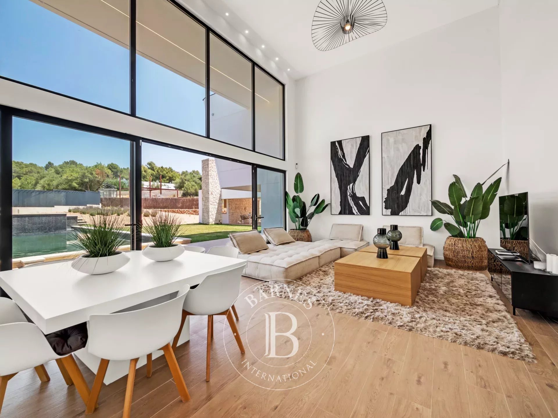 Villa moderna de lujo con cuatro dormitorios, vistas panoramicas a la montaña y piscina privada en Sa Coma, Palma
