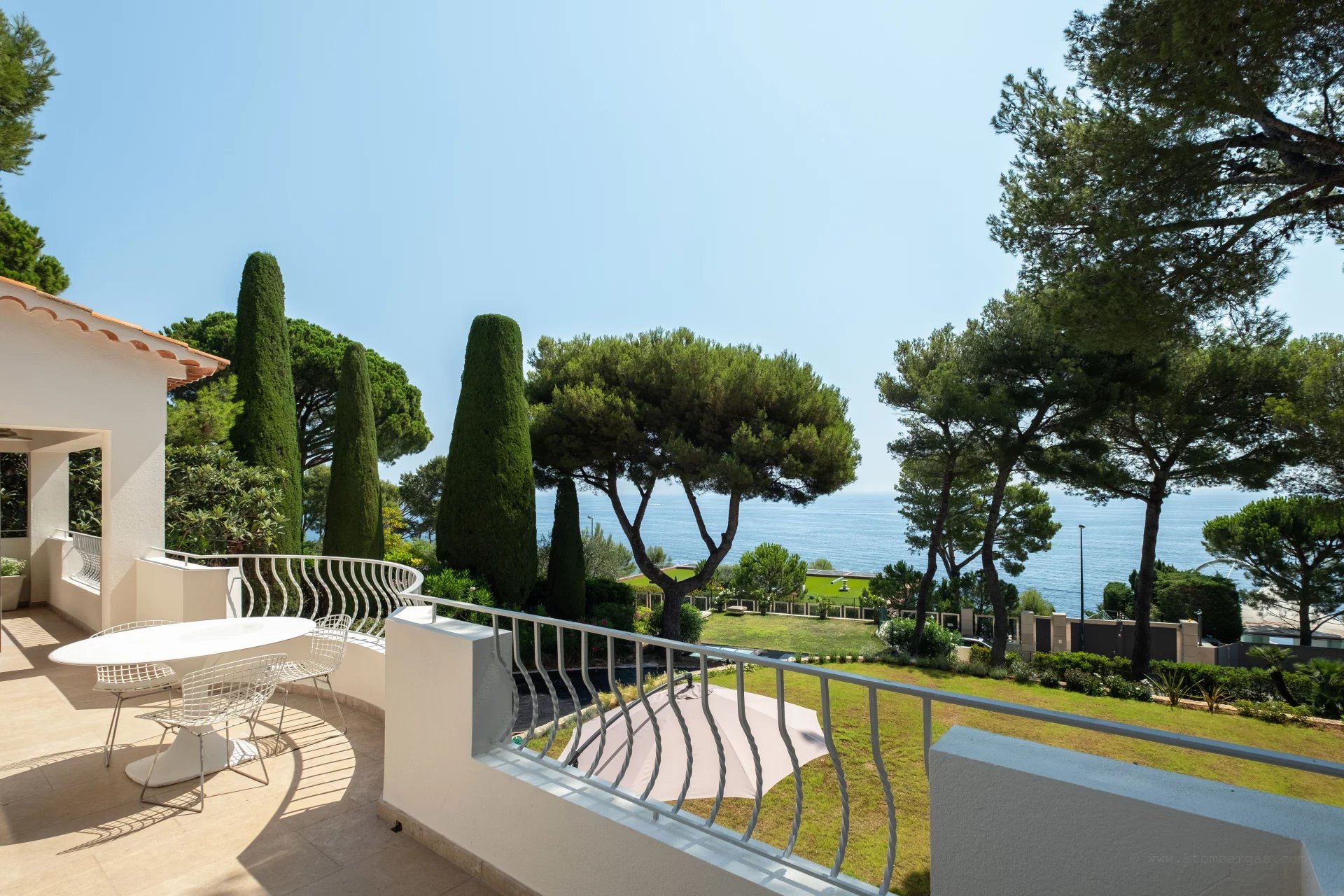 Provencal villa with flat gardens, pool and sea views