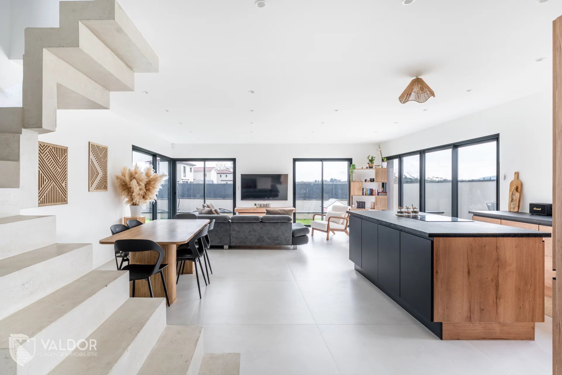 Maison récente de 145 m² avec 4 chambres et bureau, jardin et garage