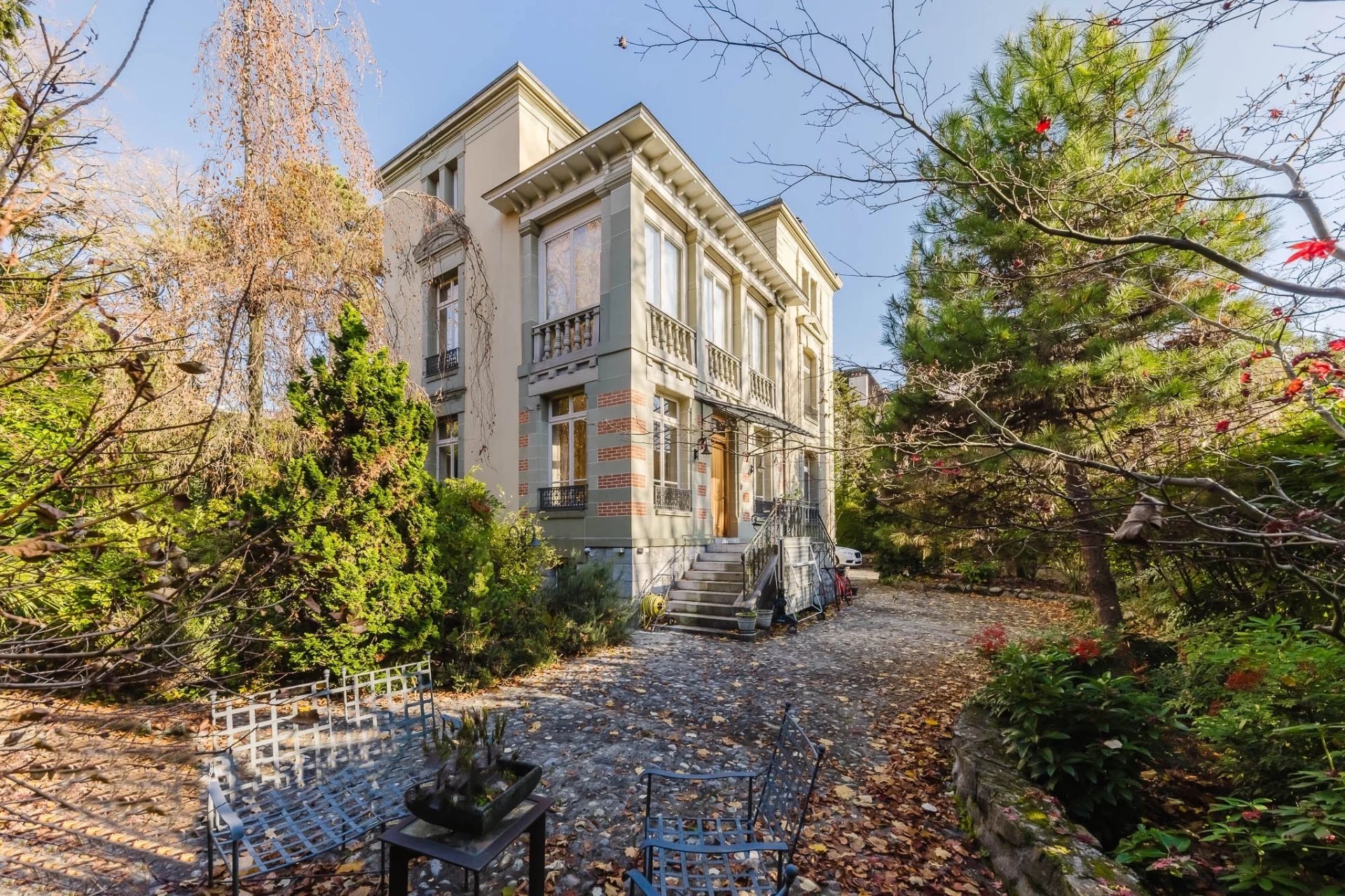 Magnifique Hôtel Particulier, jardin enchanteur, à deux pas du lac