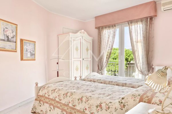 4-BEDROOM APARTMENT - CANNES, NEAR THE OLD PORT - SEA VIEW — photo 3