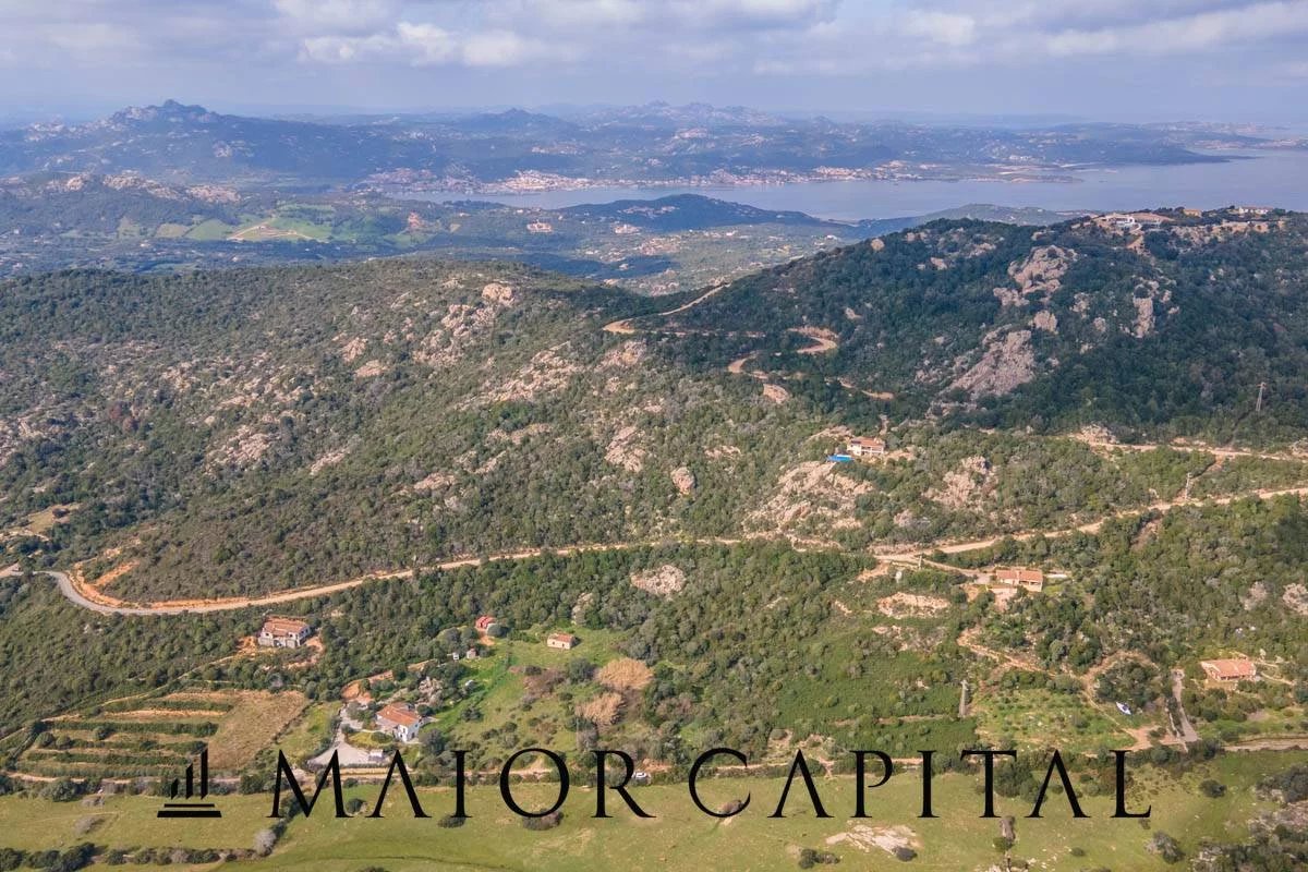 Costa Smeralda | Terreno con antico stazzo a Santa Teresina