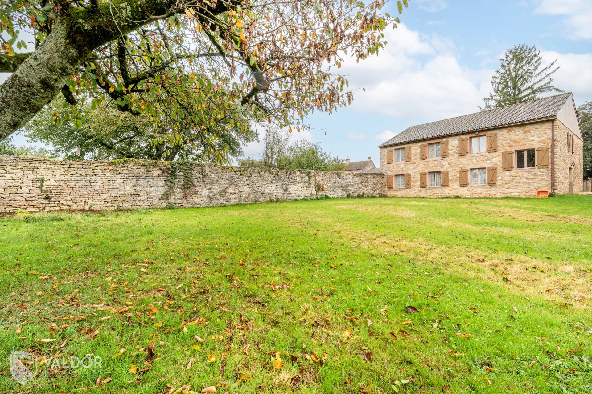 Maison en pierres avec jardin