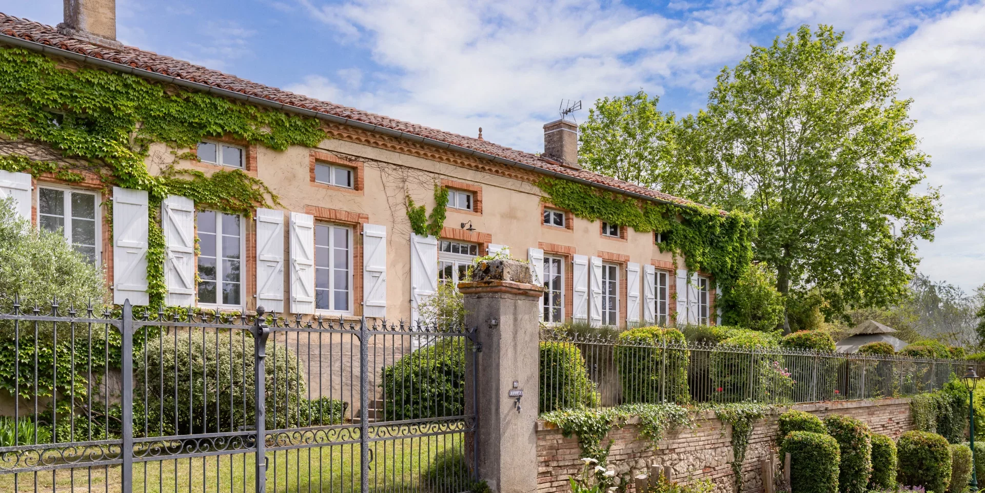 L'Isle-Jourdain - ÉLÉGANCE INTEMPORELLE ET DOUCEUR DE VIVRE FACE AUX PYRÉNÉES