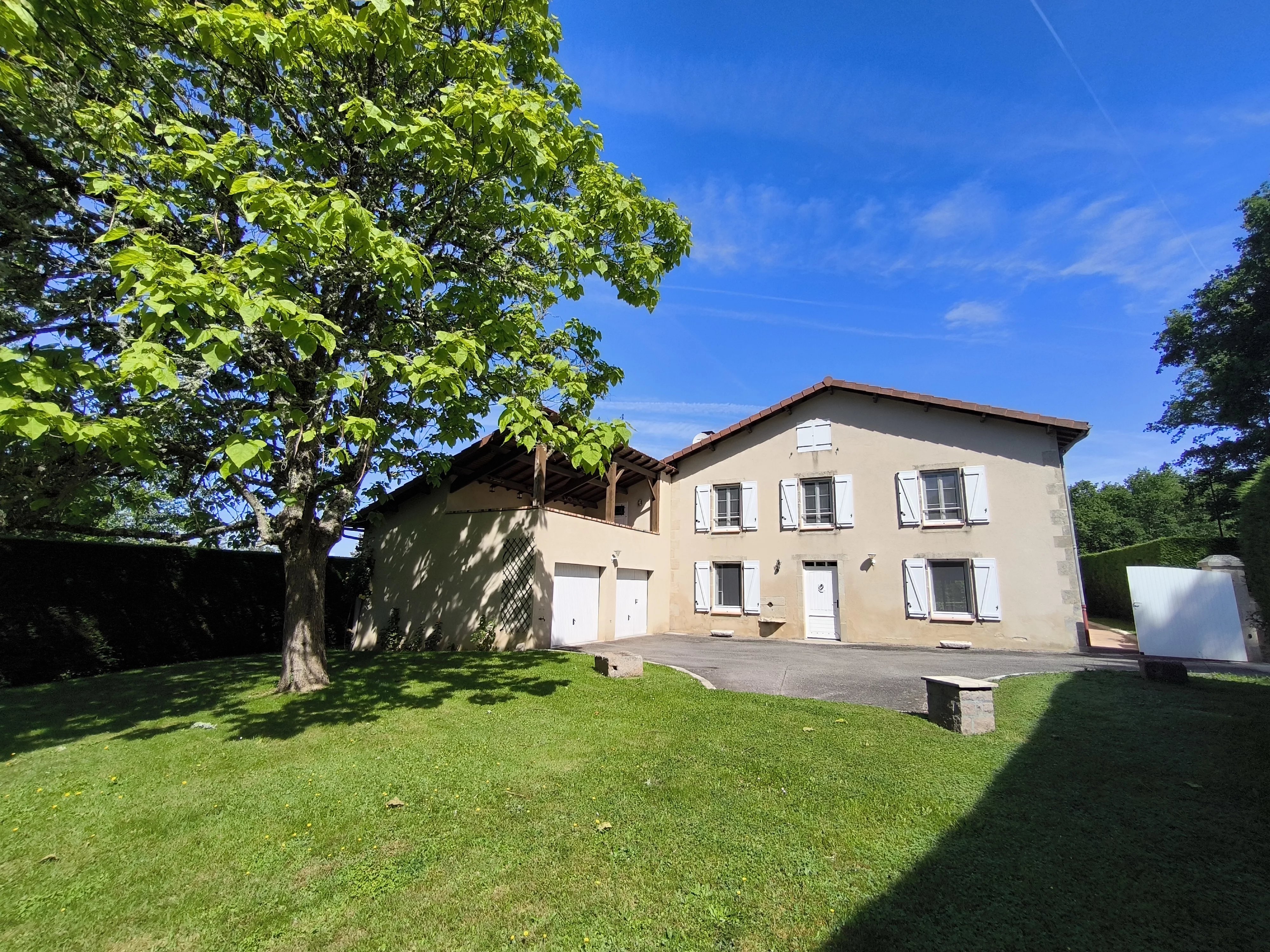 Fermette rénovée avec terrain  et piscine