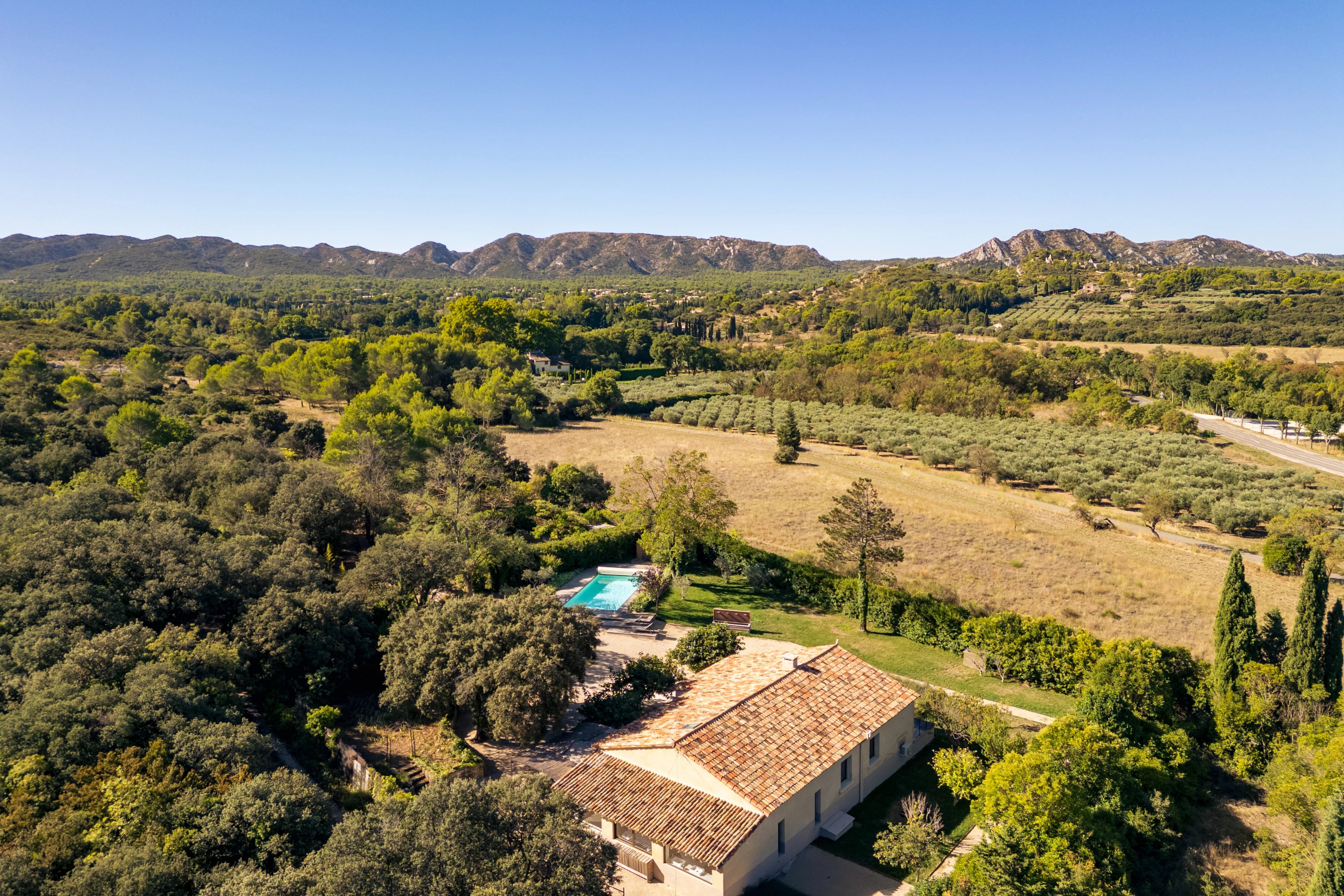 Propriété d'exception à vendre à Eygalières – Vue imprenable sur les Alpilles – Piscine chauffée – Jardin méditerranéen de 8 000 m²