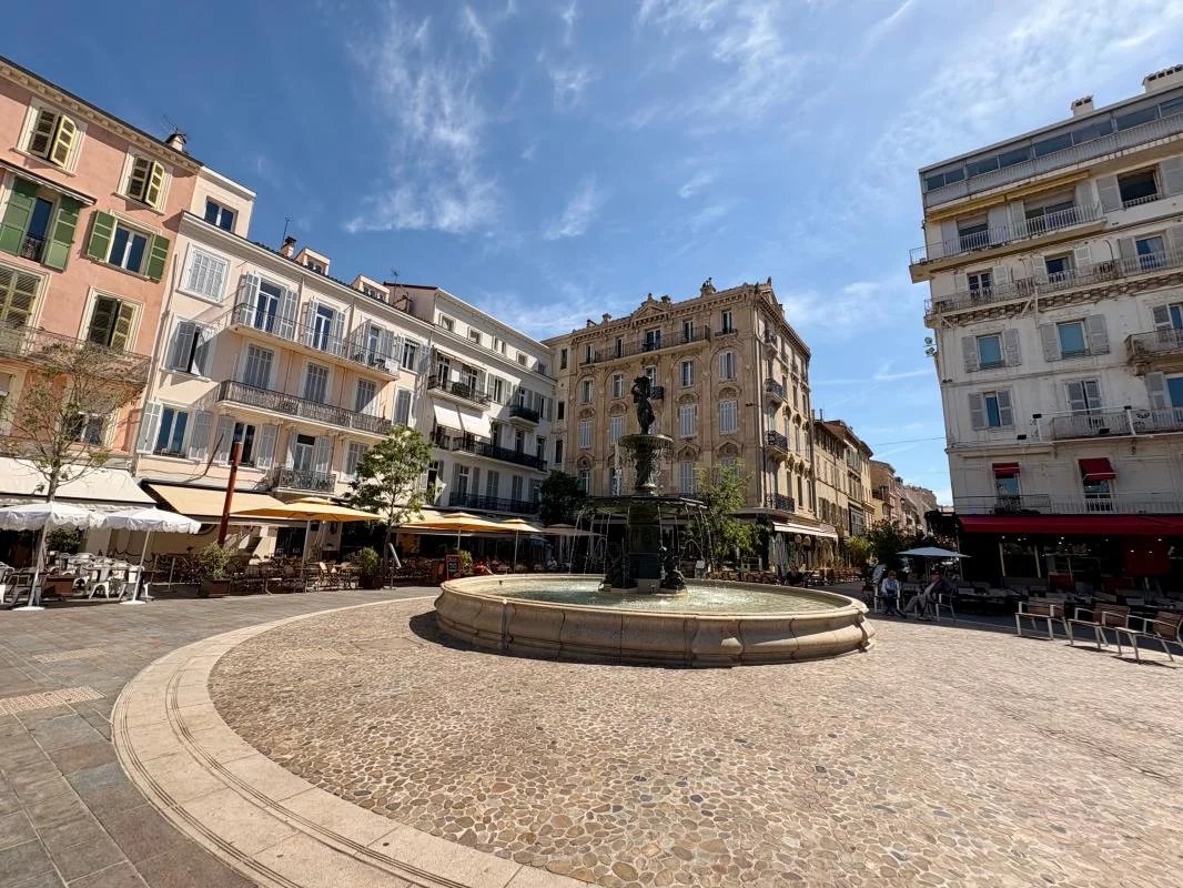 ATYPIQUE DERNIER ETAGE - 4 PIECES à 20 mètres du Palais des Festivals !