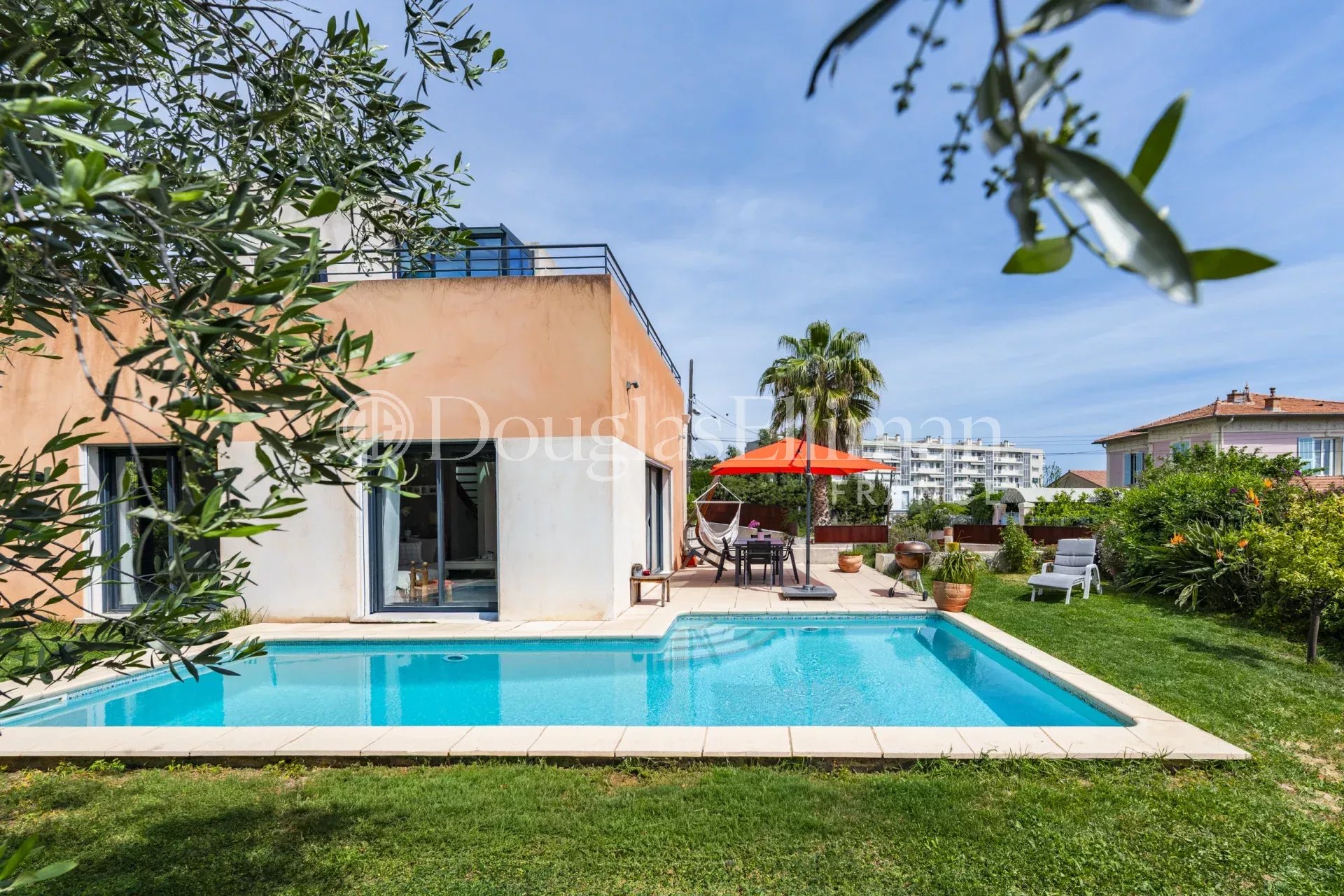 NICE – FABRON – Modern Villa with Sea View in a Private Estate - Picture n°2