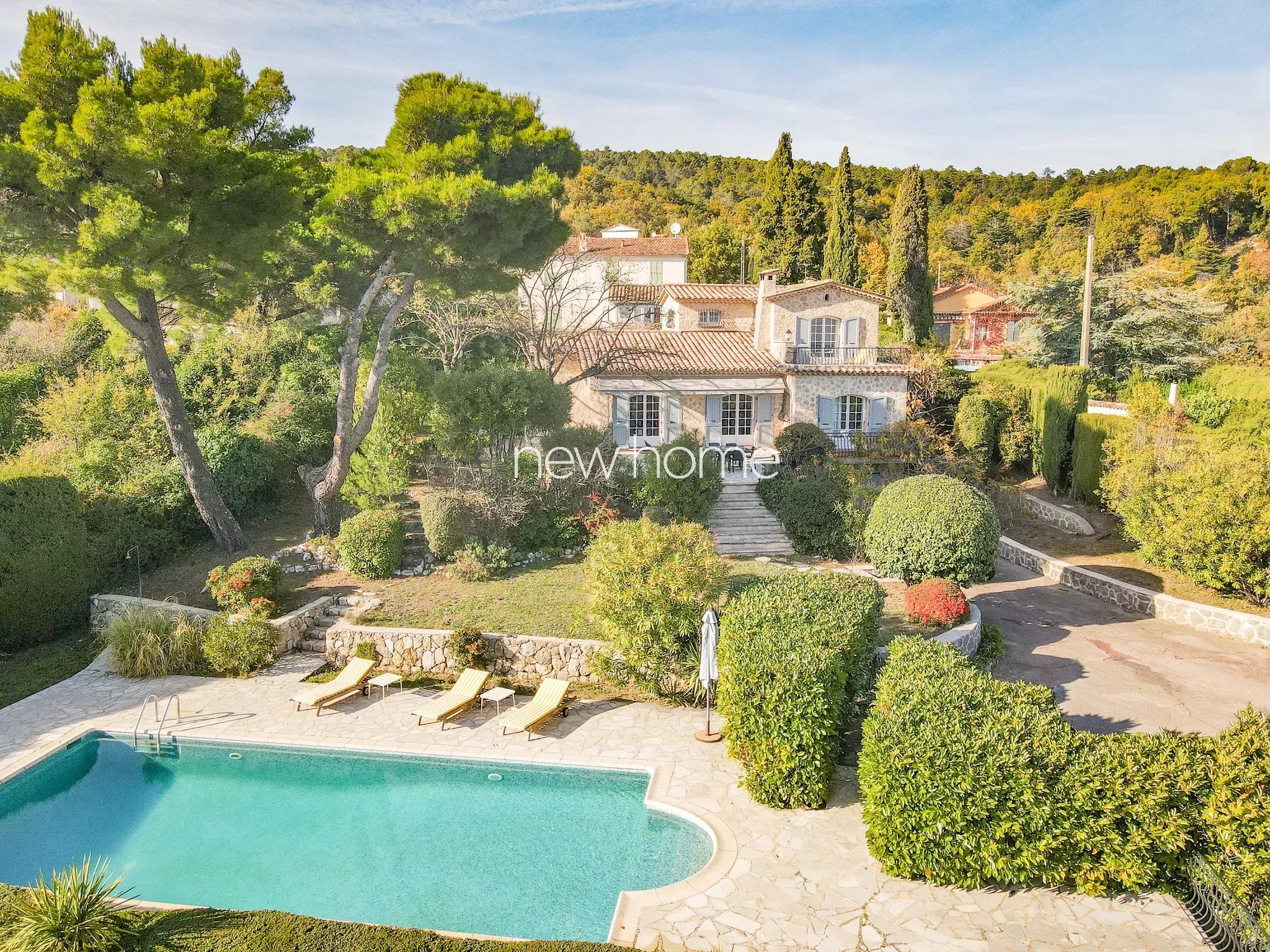 Propriété de charme en pierre  Vue mer et village  CABRIS