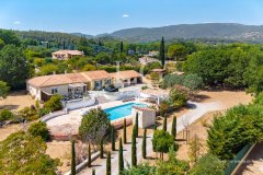 Single-storey villa with swimming pool on 5,000 m² of land — photo 1 of 7