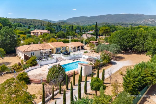Single-storey villa with swimming pool on 5,000 m² of land — photo 1